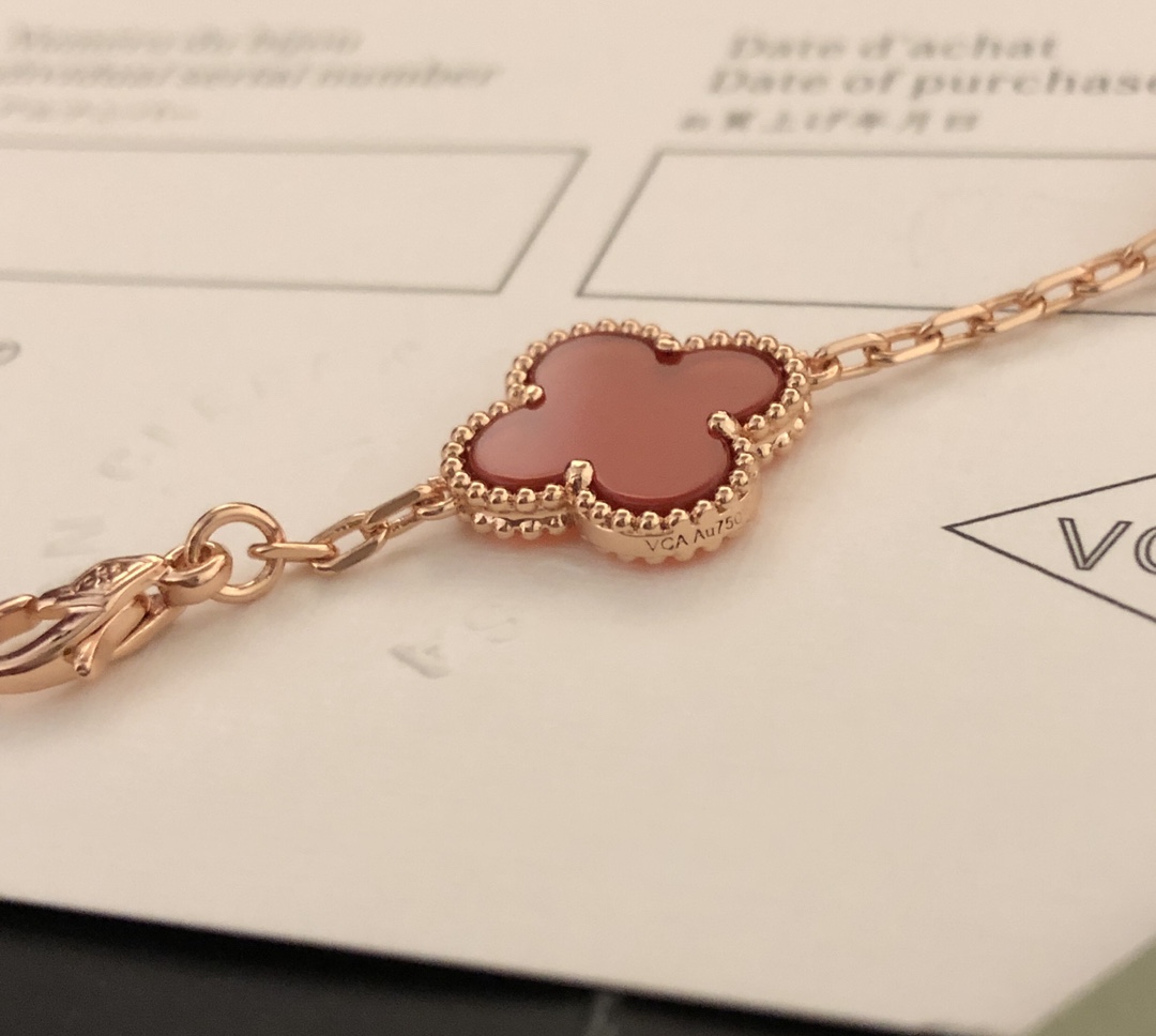 Bracelet Van Cleef Arpels Vintage Alhambra en or jaune 18 carats avec cornaline bordeaux et accents de diamants clairs 18 cm