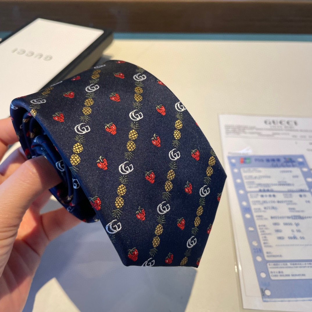 配包装这款领带上糅合了菠萝草莓和双G