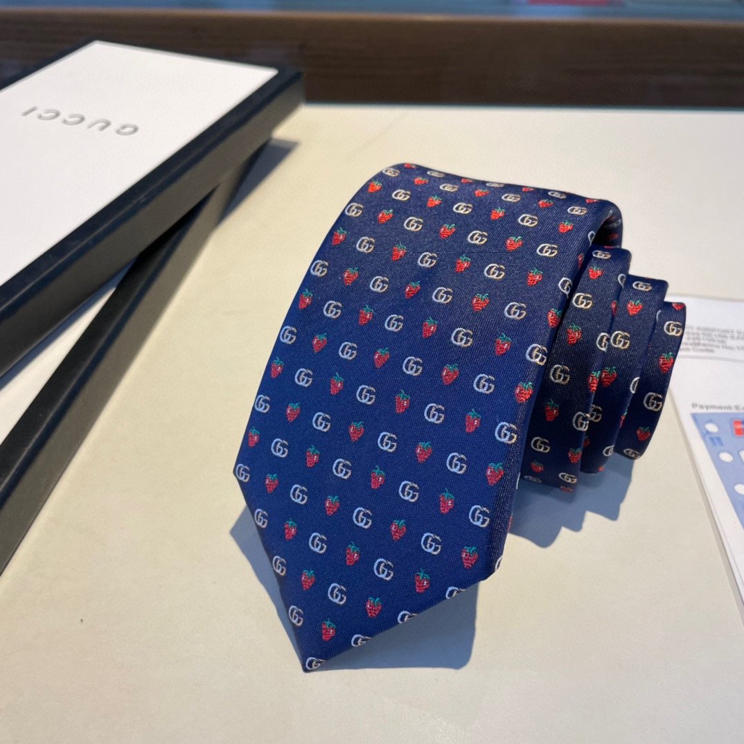 配包装这款领带上糅合了菠萝草莓和双G
