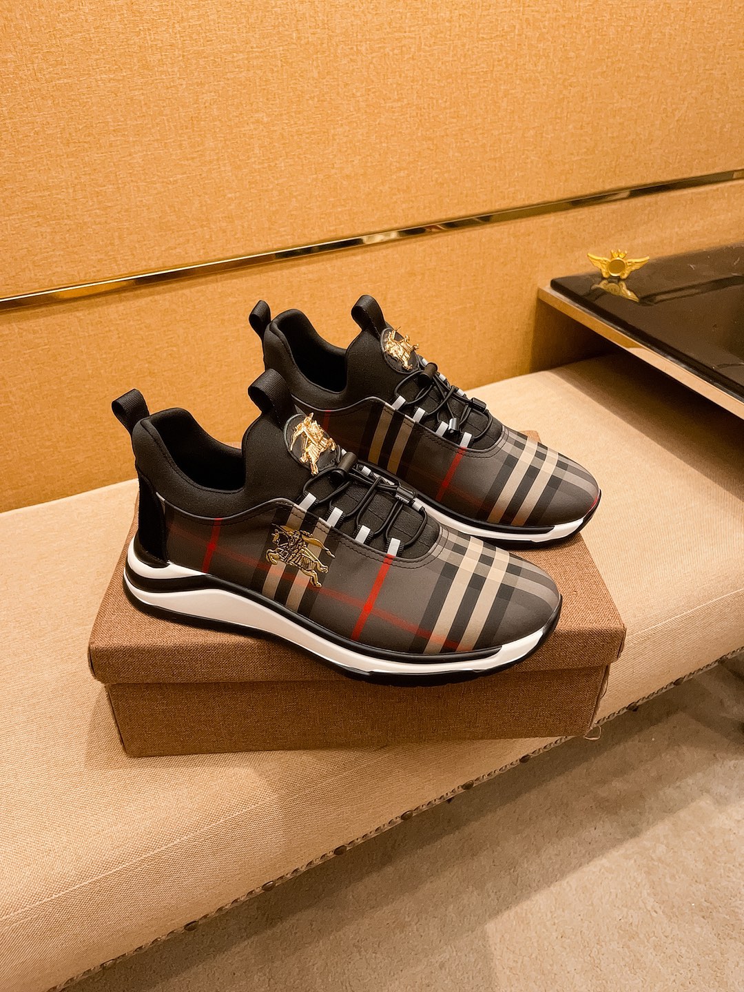 NO:272417,[Burberry] High-end men's shoes brand Official Website 11's latest masterpiece upper is made of Italian official website original special technology fabric with original comfortable breathable inner lining original designated anti-slip sole making walking more convenient and comfortable!  Exclusive new style, amazing work, beautiful 11 ​​replica [color] compared to the official quality!  Create a fashionable personality to set off your uniqueness!  Must-have for trendy men!, Size: 38-44. Color. 3 colors available, burberry19860909【巴宝莉】男鞋高端品牌 官网11最新力作鞋面采用意大利官网原版专用科技布面料搭配原版舒适透气内里原版指定防滑大底制作让行走更加便捷舒适！独家新款,惊世之作,与官方的质量相比美的11复刻[色]！打造时尚个性衬托你的与众不同！潮男必备! ,尺码:38－44.颜色. 3色可选,,burberry,Men's shoes