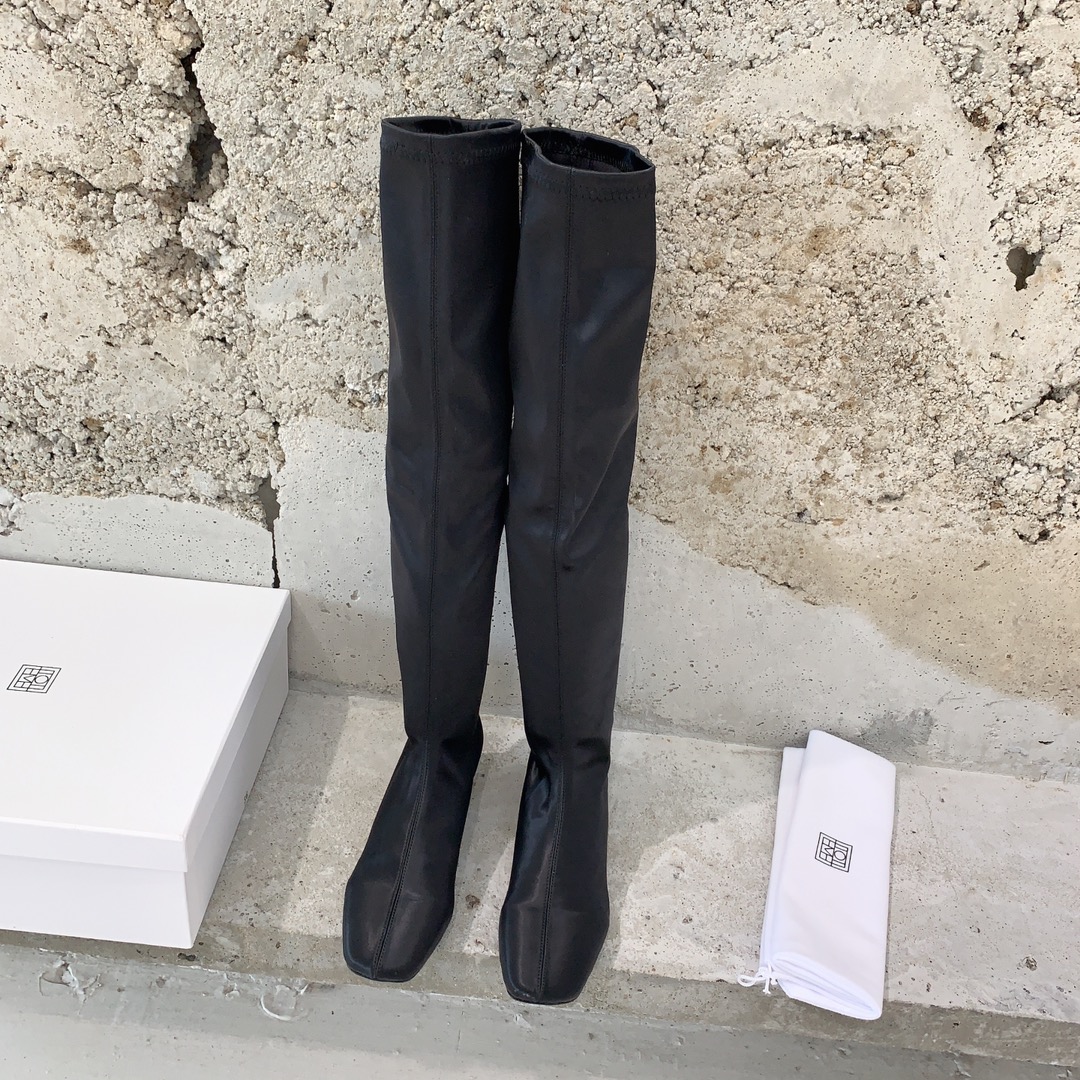 NO:543801,Totem* Another magic boot is here, the most fashionable long boots in autumn and winter, long legs must have for girls. This pair is called the winning battle boots this year. Square toe, cool and trendy, must get the beauty of the square toe without any leg shape. Super long legs, versatile and casual original custom silk fabric, Lycani, Italian imported leather soles, size 35-39# (40# can be customized without return), boots, boots, real silk, Leather soles19860909Totem* 绝美弹力靴又一款神靴来了, 秋冬zui时髦的长靴长腿妹子必备这双称为今年绝杀战靴 方形鞋头,又酷又潮一定要Get到方头的美不挑任何腿型 超显腿长,百搭又休闲原版订制真丝布面料,莱卡内里,意大利进口真皮大底,码数35-39#（40#可订做不退换）,靴子,boots,real silk,Leather soles,Women's Shoes