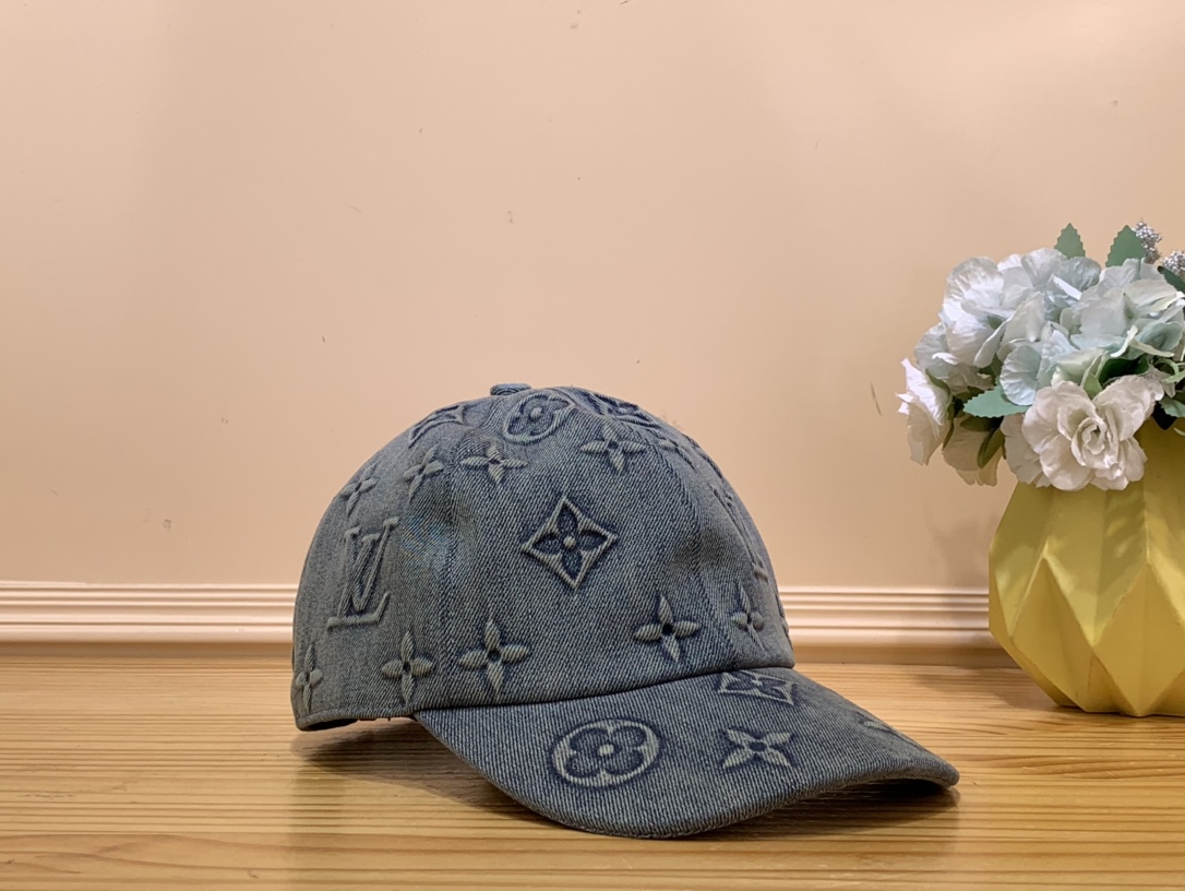 NO:551083,Top original order [MNG WASHED DENIM hat] M7156L Denim Z developed Monogram Washed Denim hat with Monogram printing on the surface of cotton, combined with six-piece structure, top buttons and curved brim. The washed and faded effect is designed to capture the attention of denim lovers. Size 20 x 16 x 25 cm 2313035,,hats19860909顶级原单【MNG WASHED DENIM 帽子】M7156L 牛仔 Z开发 Monogram Washed Denim 帽子于棉布表面铺陈 Monogram 印花,结合六片式结构、顶部纽扣和弧形帽檐.水洗褪色效果旨在俘获牛仔爱好者的视线. 尺寸20 x 16 x 25 厘米 2313035,,hats,Bag