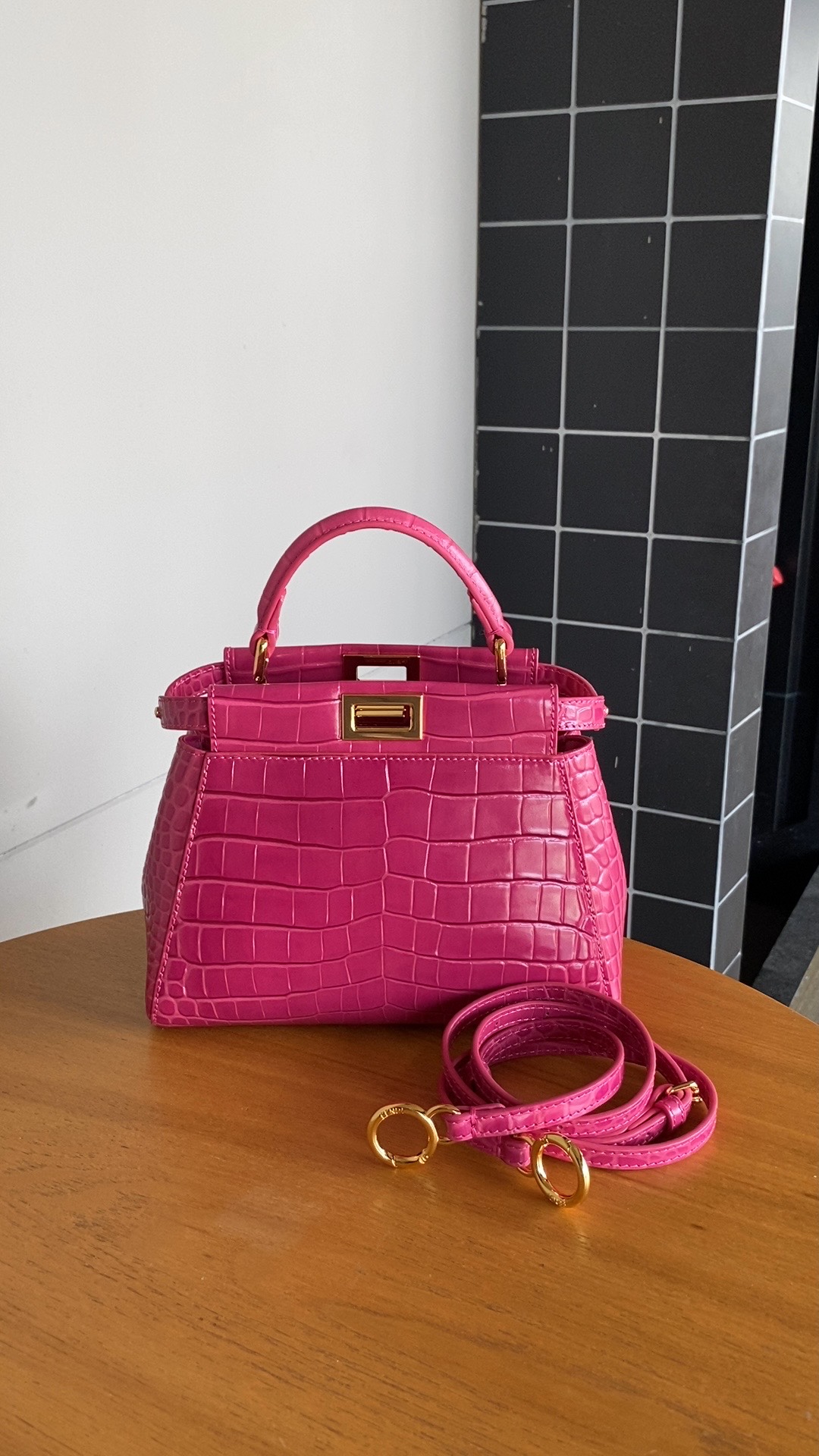 Fendi's classic bag Peekaboo, Fendi calfskin with crocodile skin pattern, rainbow colors and gold buckle are as beautiful as gems, high-end and e