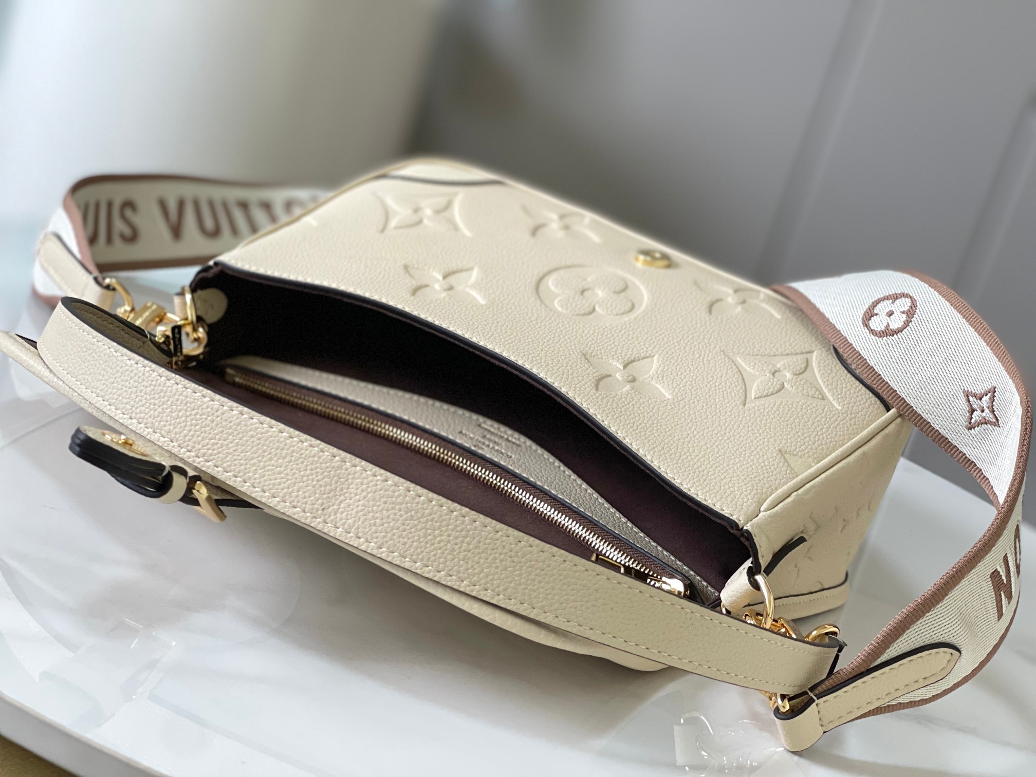 💍🌂顶级原单,46388压花本款 Diane 手袋取材路易威登经典 Monogram EmPreinte