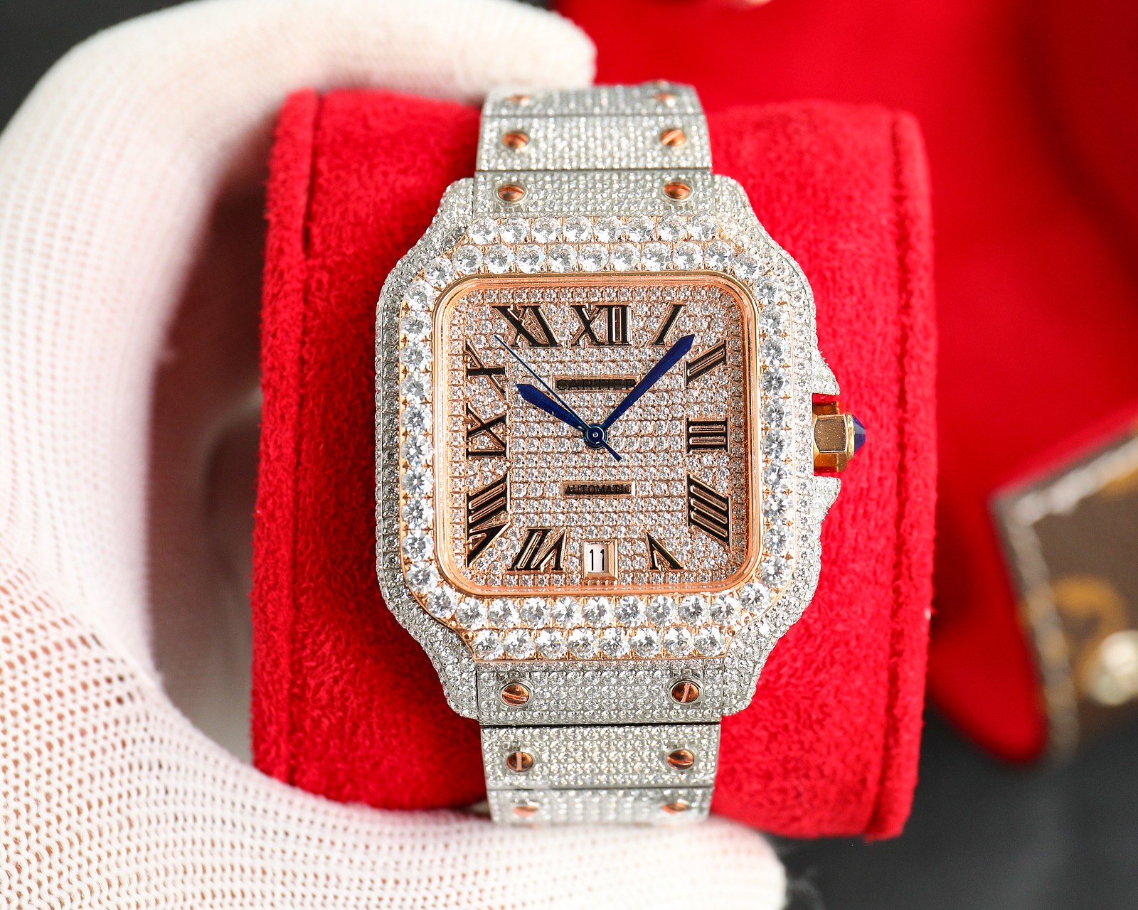 NO:944350,New factory SiC factory Cartier Santos genuine moissanite diamonds, one watch, one certificate, shipped at ultra-low prices. Every diamond in the Moissanite Diamond SiC factory has passed the CMA test report to ensure that every diamond is a real diamond. Every watch produced by the SiC factory is equipped with a test certificate plus a number, so you can place an order with confidence. One watch, one certificate, guaranteed, super cost-effective. The SiC factory is the source factory that specializes in inlaying real moissanite diamonds.  SiC factory's top D color VVS1 grade moissanite direct sales source manufacturer. SiC factory specializes in a full range of diamond-encrusted styles, focusing on real moissanite and ordinary diamonds. The main focus is cost-effectiveness. The price is ultra-low, super cheap. The price is so cheap that you won't believe it. SiC factory focuses on the newly upgraded masterpiece full diamond Cartier D color VVS grade real moissanite.  A major launch, the transparent fire is comparable to natural diamonds, the entire watch is densely inlaid, the case and strap are seamlessly inlaid with diamonds, and the natural light explodes with sparkle. Two versions are in stock with real moissanite diamonds/affordable ordinary diamond models, square Roman dial + blue steel hands, classic blue diamond crown, and the upper body is full of noble aura. It is the most luxurious appearance on the wrist when giving gifts and wearing it for yourself. It is available in seconds, SiC new factory upgrade·Full diamond Santos Cartier  D color VVS real moissanite｜High clarity and strong fire. Two versions of real moissanite/ordinary diamonds are available in stock. The watch is fully set with dense diamonds.  The entire watch, from the bezel, dial to the steel band, is paved with diamonds. Classic Roman scales + iconic sapphire crown, replica of the original neat square outline. Genuine moissanite diamonds and ordinary diamonds are available in stock. The first choice for cost-effective luxury diamond watches.,,cartier19860909新厂SiC厂 卡地亚 山度士 真莫桑钻 一表一证书 超低价出货. Moissanite Diamond SiC厂全表每一颗钻石都通过CMA 检测报告 确保每一颗都是真钻石,SiC厂出的每一个表都配有检测证书一张加编号,放心下单购买 一表一证书 有保障 性价比超高 SiC厂专业镶嵌真莫桑钻的源头工厂. SiC厂顶级D色VVS1级莫桑钻直销源头厂家. SiC厂专做镶钻全系列款式 专注主打真莫桑钻 普通钻 主打性价比 价格超低 超便宜 价格便宜到你不信. SiC厂重 全新升级力作满钻卡地亚 D色VVS级真莫桑钻 重磅上线,通透火彩媲美天然钻,全表密镶满铺,表壳表带无缝镶钻,自然光炸裂闪度.双版本现货顶配真莫桑钻款/平价普通钻款任选,方正罗马表盘+蓝钢指针,经典蓝钻表冠,上身显贵气场拉满.送礼自戴都是腕间顶奢门面,现货秒发,SiC新厂升级·满钻山度士卡地亚 D色VVS真莫桑｜高净度强火彩 真莫桑钻/普通钻两个版本现货齐全,全表满镶密钻,方盘经典百搭,男女通戴 实物闪度实拍如图,下单即发.腕间璀璨奢享｜SiC升级满钻山度士,甄选D色VVS级真莫桑钻石,高透无杂,折射璀璨彩光 整表从表圈、表盘到钢带通体密镶满钻 经典罗马刻度+标志性蓝宝表冠,复刻原版利落方形轮廓 分真莫桑钻、普通钻两款现货,性价比奢钻腕表首选.,,cartier,Watch