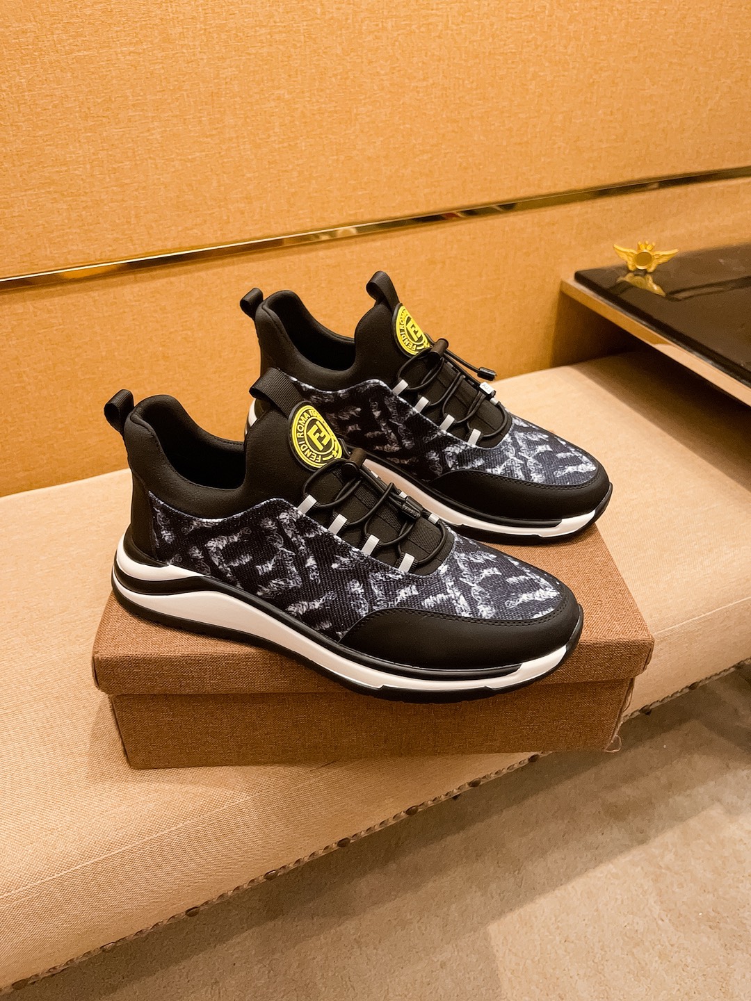 NO:346517,[Fendi] High-end Men's Shoes Brand Official Website 11's latest masterpiece upper is made of Italian imported cowhide with comfortable and breathable inner original non-slip and wear-resistant outsole, making walking more convenient and comfortable!  Exclusive new style, amazing work, beautiful 11 ​​replica [color] compared to the official quality!  Create a fashionable personality to set off your uniqueness!  A must-have for trendy men! Classic size: 38-44 Color 2 colors available, fendi, cowhide19860909【芬迪】男鞋高端品牌 官网11最新力作鞋面采用意大利进口头层牛皮搭配舒适透气内里原版防滑耐磨大底制作,让行走更加便捷舒适！独家新款,惊世之作,与官方的质量相比美的11复刻[色]！打造时尚个性衬托你的与众不同！潮男必备!经典尺码:38-44 颜色2色可选,,fendi,cowhide,Men's shoes