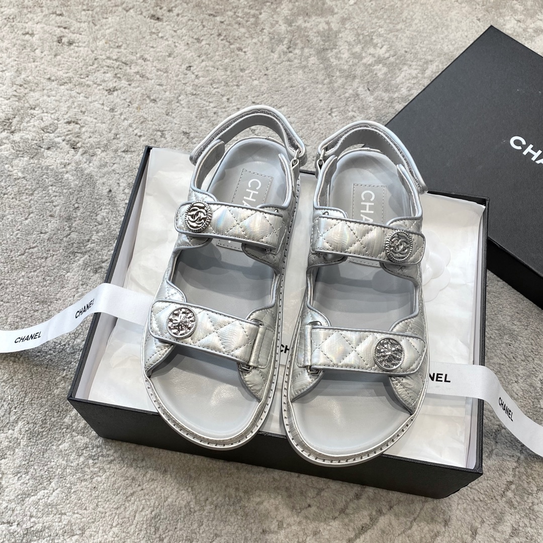 Sandales CHANEL en cuir de vachette, effet peau claire, style élégant