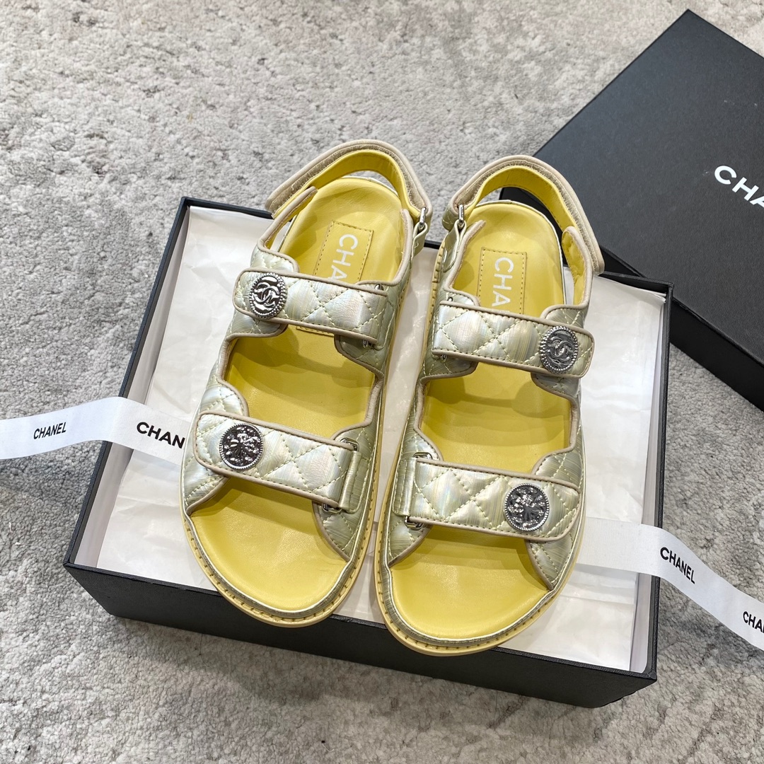 Sandales CHANEL en cuir de vachette, effet peau claire, style élégant