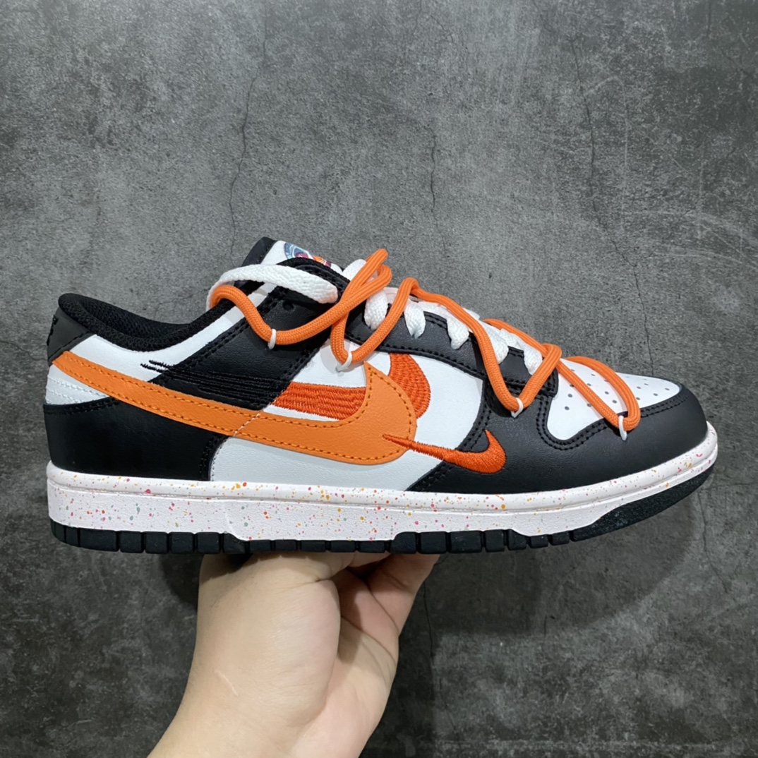 【CS版本】NK Dunk Low Multi-Color Swoosh SB低帮解构绑带活力三勾黑白橙 货号：FD4623-144nn专业dunk大厂 主打dunk85系列的工厂n品质以及性价比都是市场无可匹敌的存在n皮料用的扎实 裁边清洁度超高 鞋型细节也没任何问题n强烈推荐 配色非常齐全 终端供应💪🏻  尺码：36 36.5 37.5 38 38.5 39 40 40.5 41 42 42.5 43 44 44.5 45 46-莆田鞋批发中心