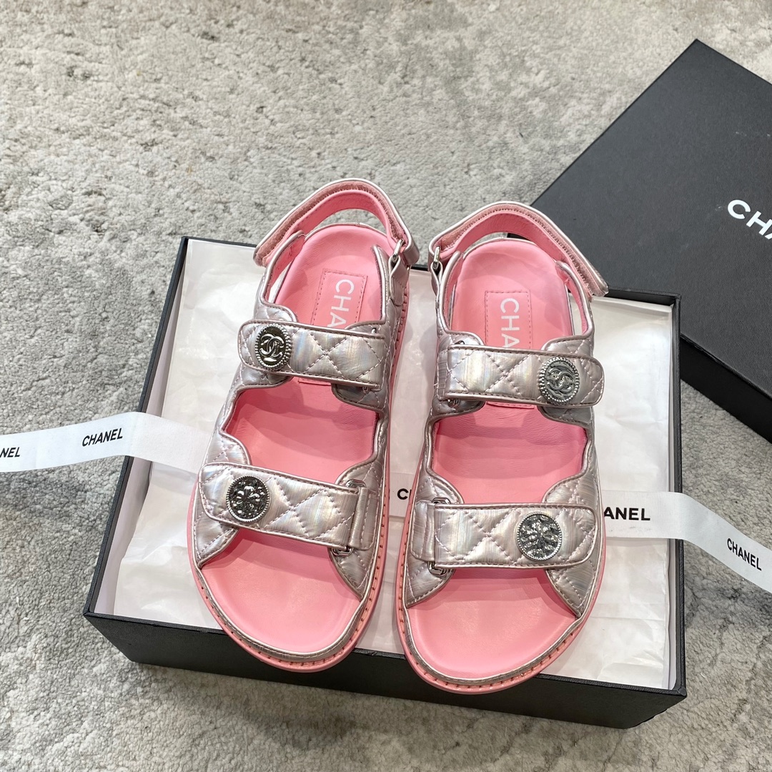 Sandales CHANEL en cuir de vachette, effet peau claire, style élégant