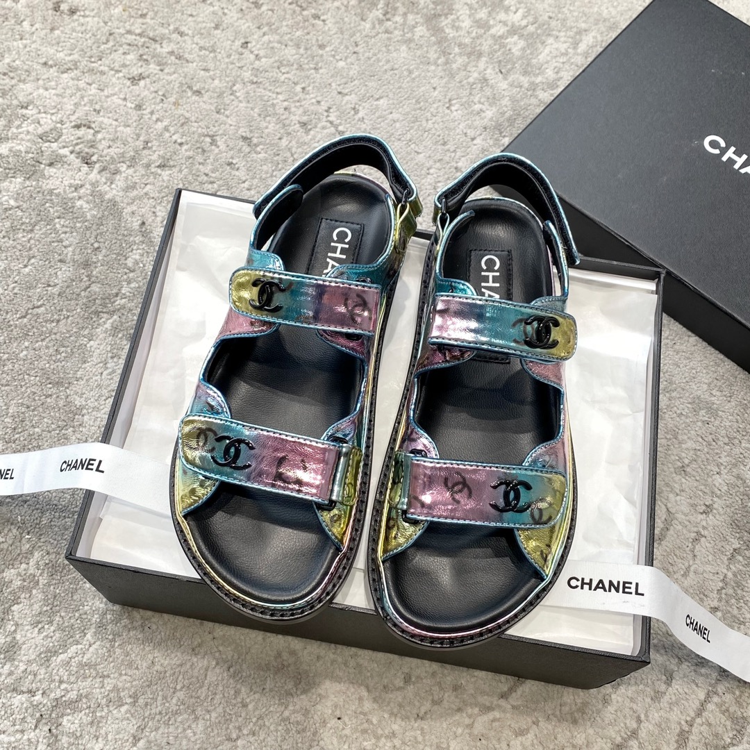 Sandales CHANEL en cuir de vachette, effet peau claire, style élégant