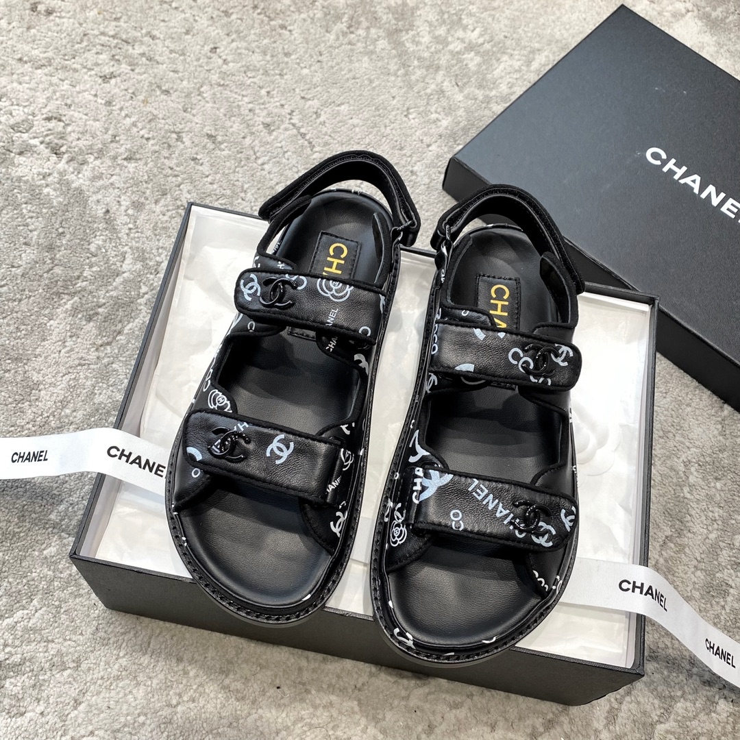 Sandales CHANEL en cuir de vachette, effet peau claire, style élégant