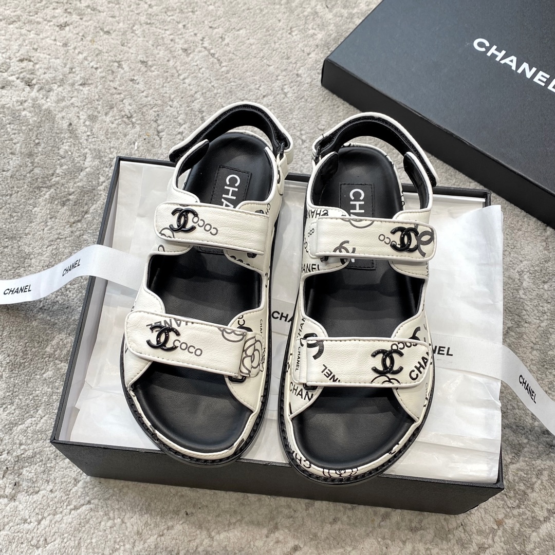 Sandales CHANEL en cuir de vachette, effet peau claire, style élégant