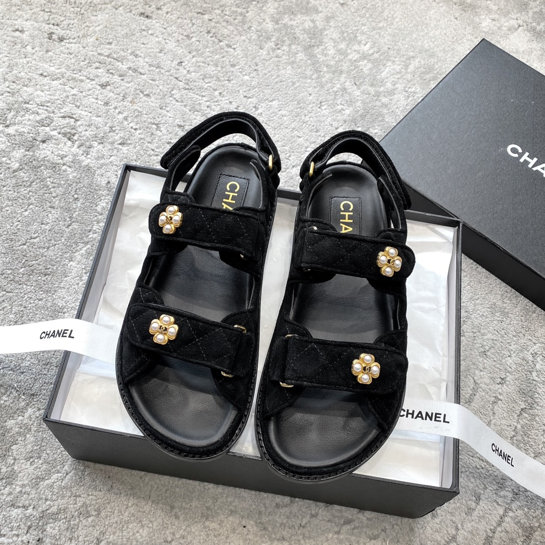 Sandales CHANEL en cuir de vachette, effet peau claire, style élégant