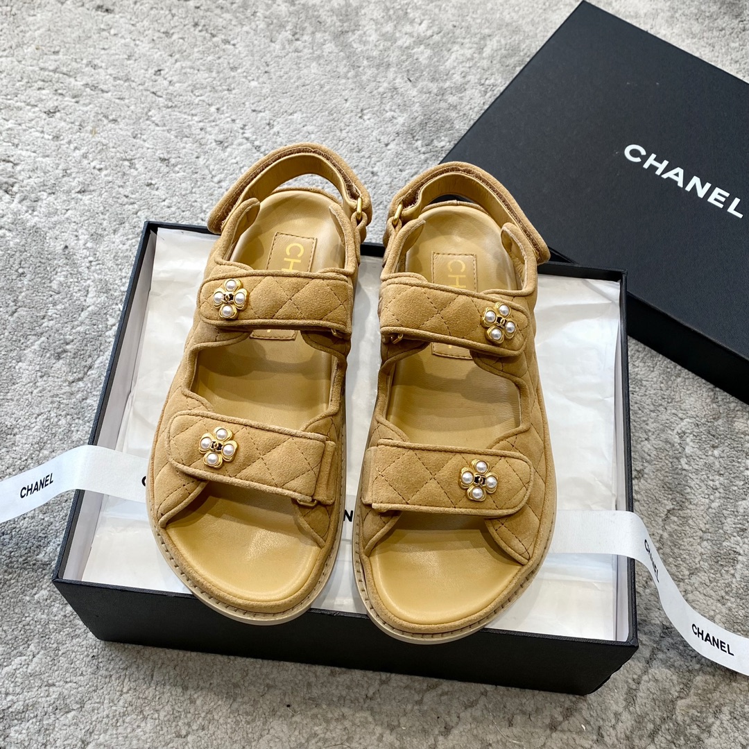 Sandales CHANEL en cuir de vachette, effet peau claire, style élégant