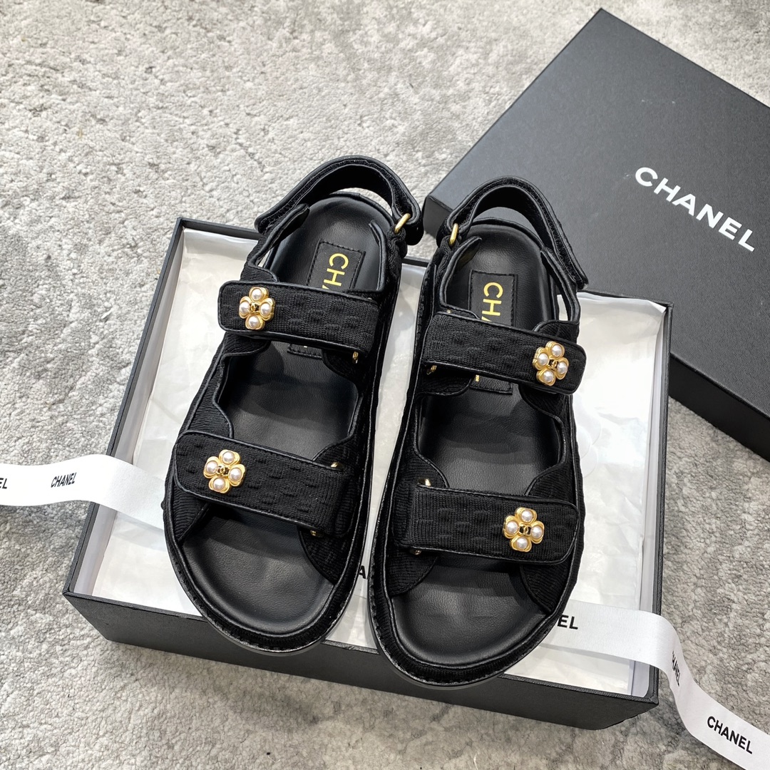 Sandales CHANEL en cuir de vachette, effet peau claire, style élégant