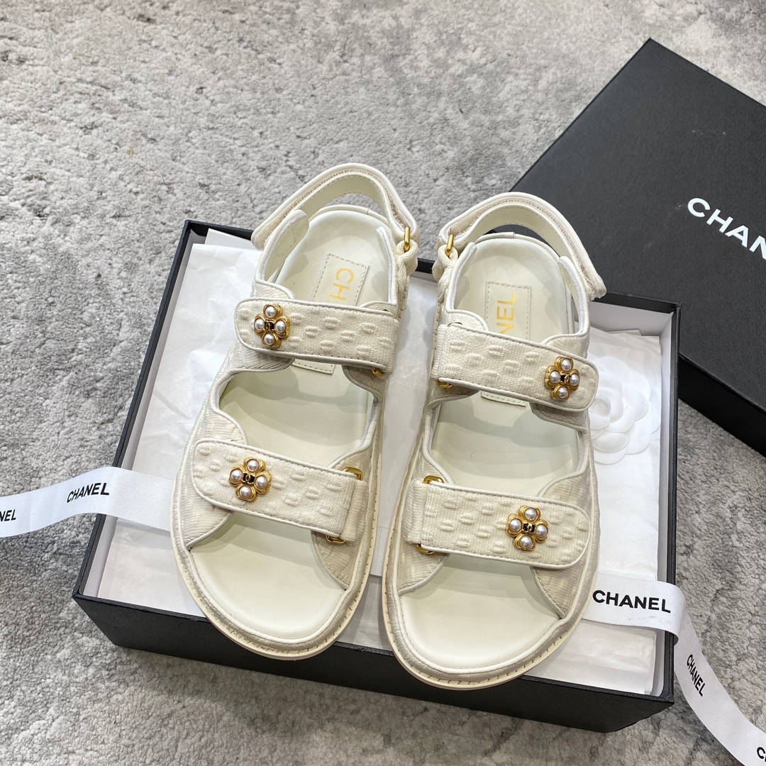 Sandales CHANEL en cuir de vachette, effet peau claire, style élégant