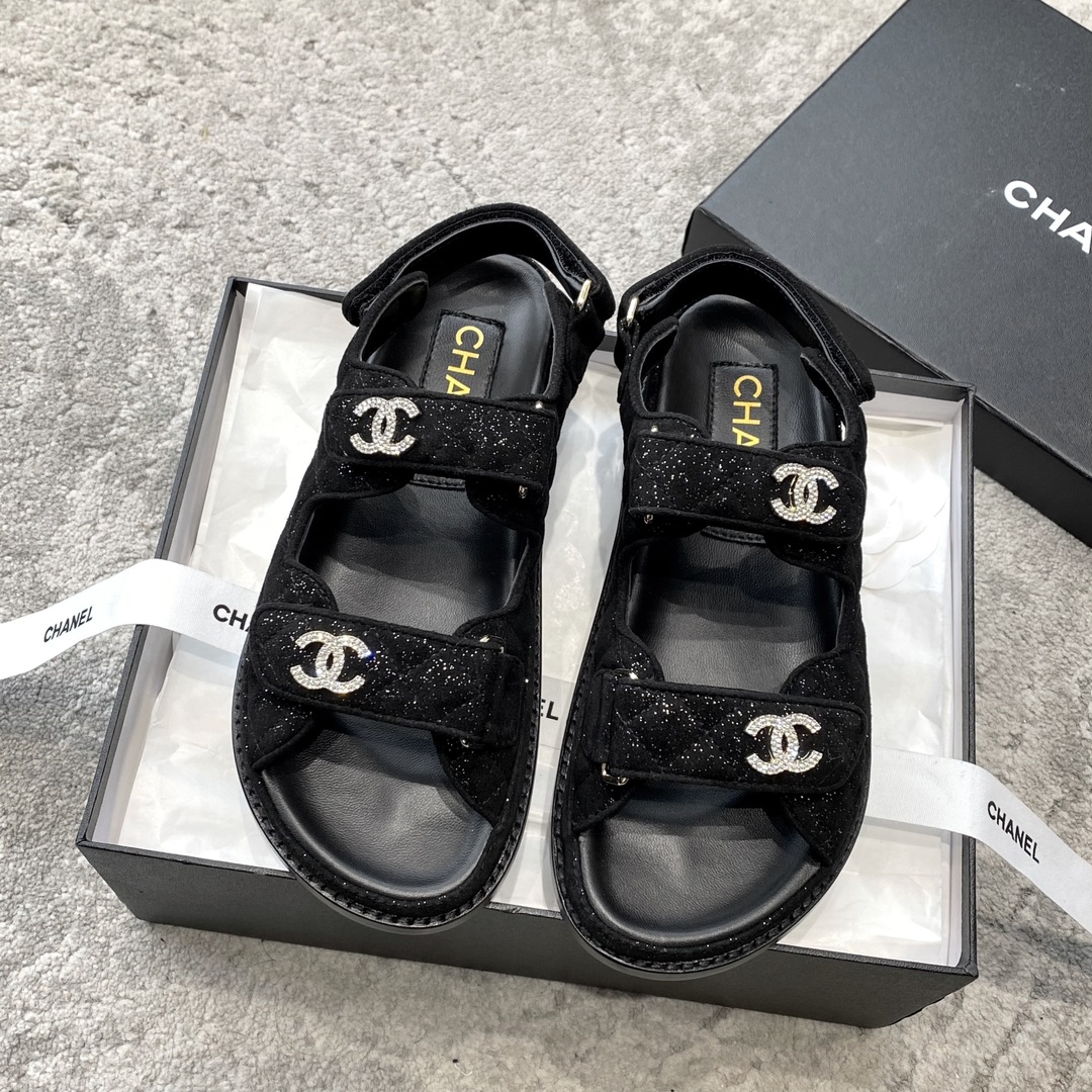 Sandales CHANEL en cuir de vachette, effet peau claire, style élégant