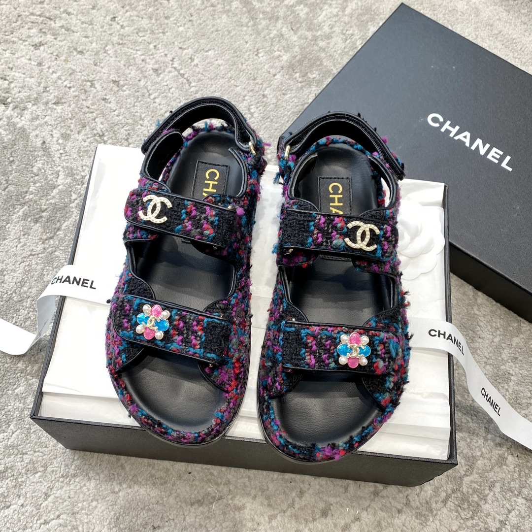 Sandales CHANEL en cuir de vachette, effet peau claire, style élégant