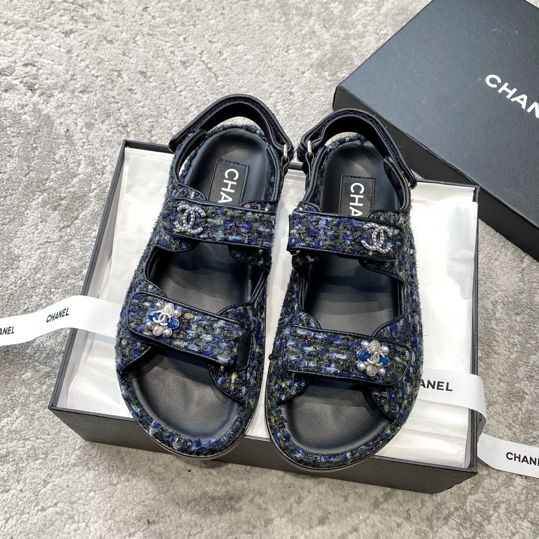 Sandales CHANEL en cuir de vachette, effet peau claire, style élégant