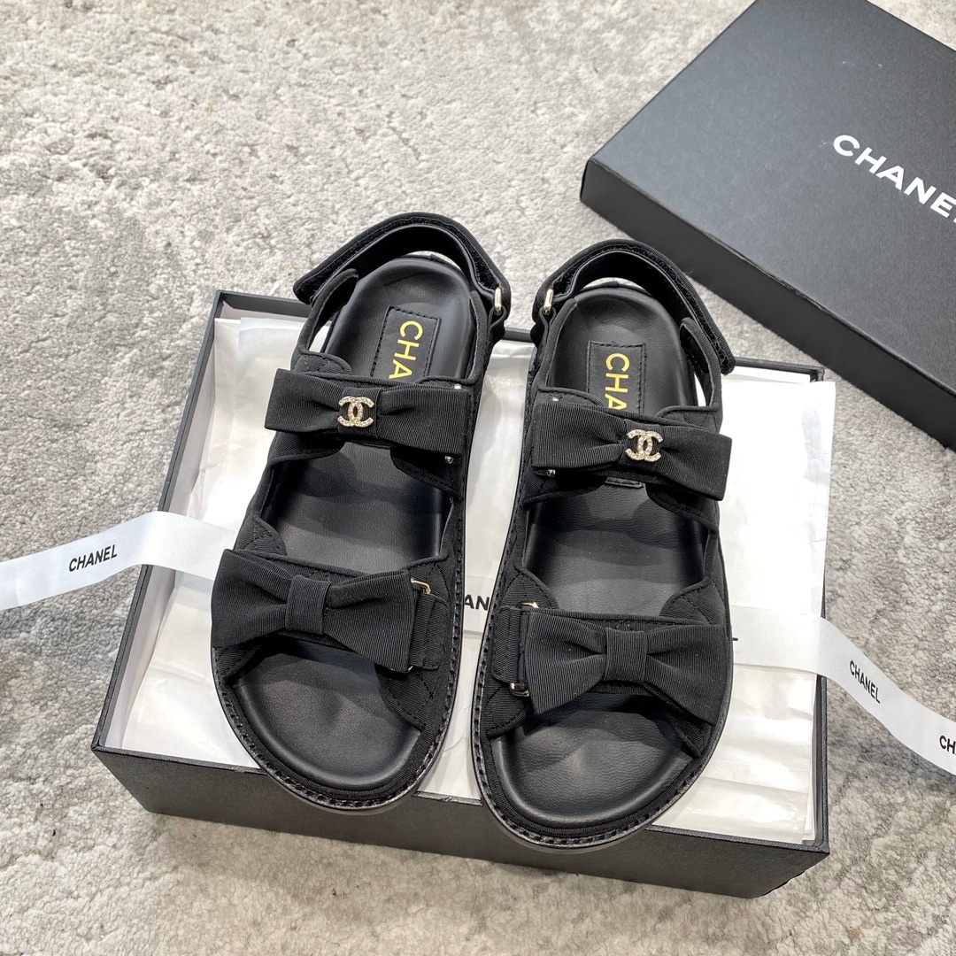 Sandales CHANEL en cuir de vachette, effet peau claire, style élégant