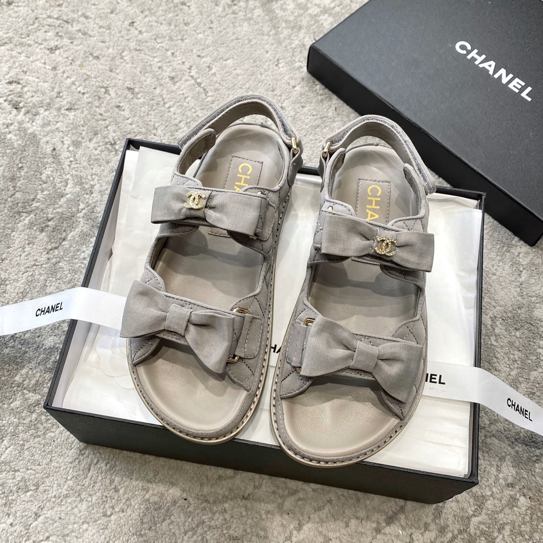 Sandales CHANEL en cuir de vachette, effet peau claire, style élégant