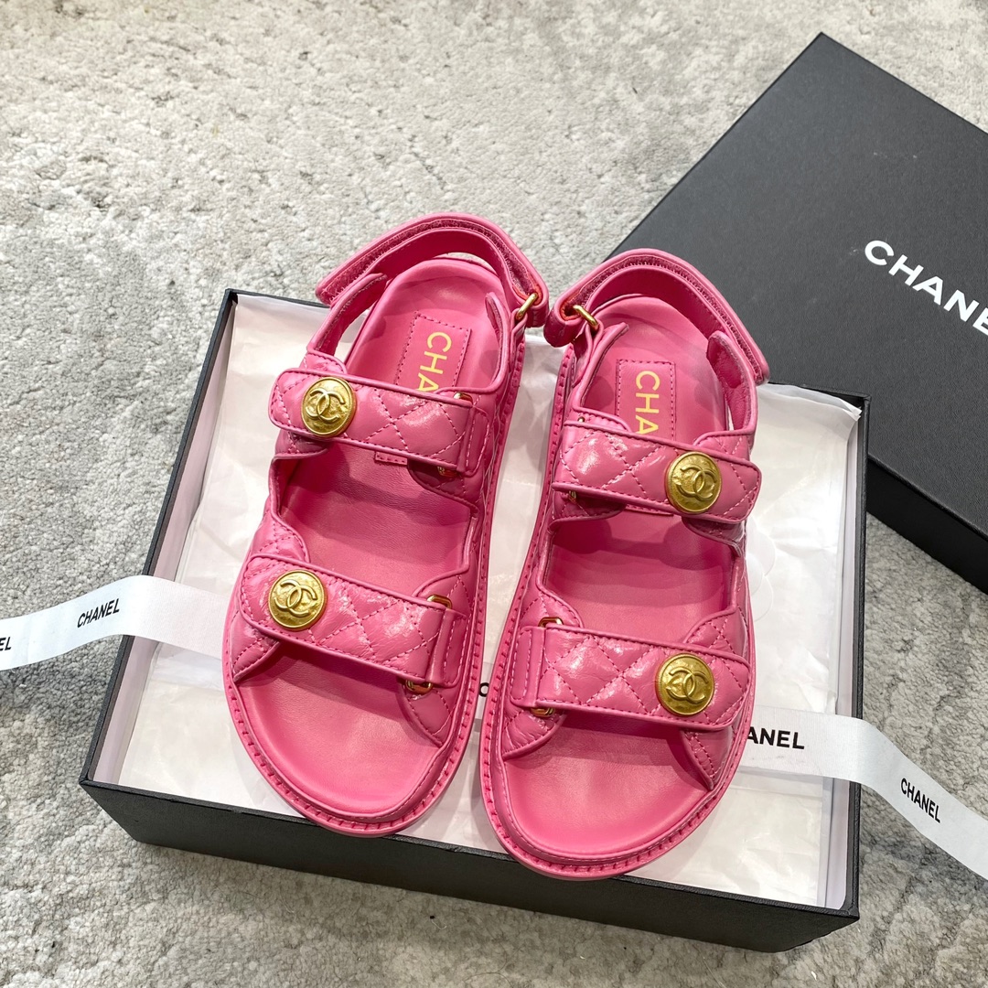 Sandales CHANEL en cuir de vachette, effet peau claire, style élégant