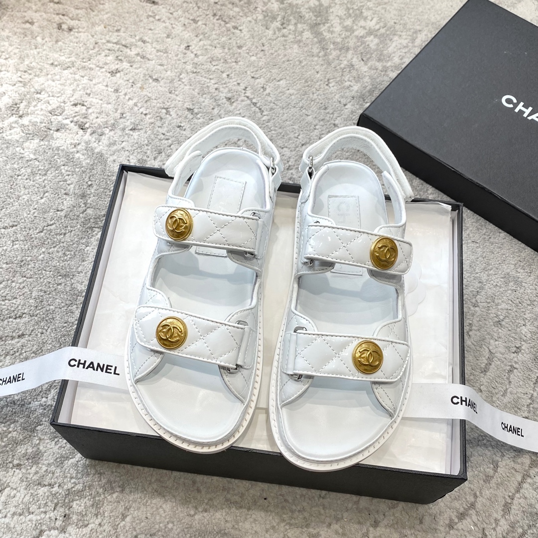 Sandales CHANEL en cuir de vachette, effet peau claire, style élégant