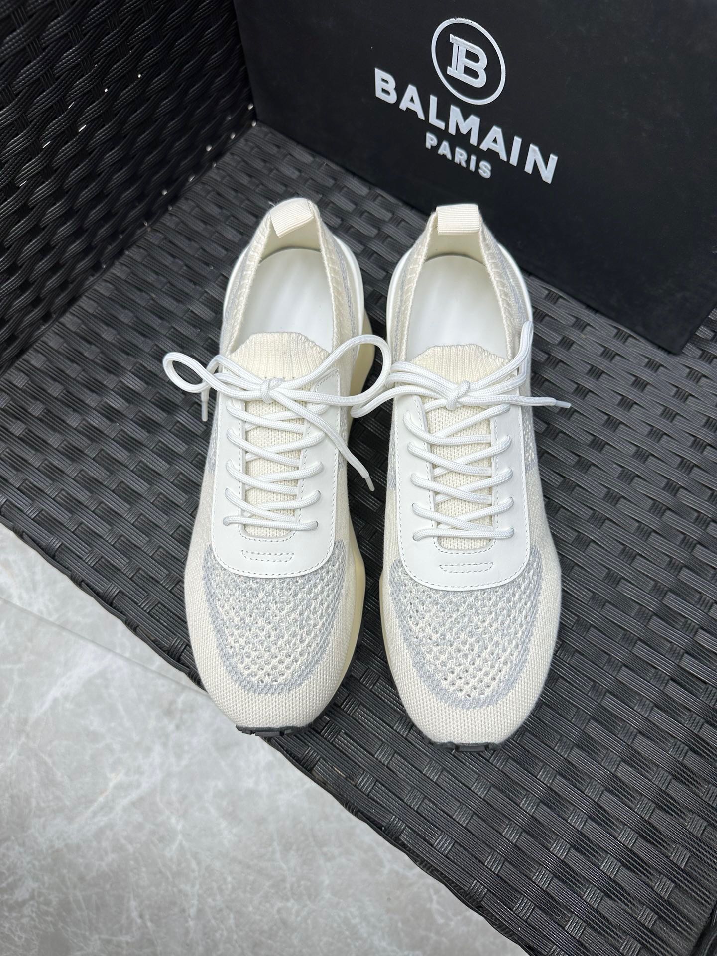 NO:216470,Brand BALMAIN Color Original Color Number 39-44 Customized 45.46 Price Material Balmain Men's Casual Shoes Original single-quality luxury material upper is soft cowhide with high-density fly-woven mesh and comfortable breathable cowhide footbed. Handmade to create only for comfortable wearing experience original film outsole, Balmain, balmain, balmain, cowhide19860909品牌BALMAIN 颜色 原版配色 码数39-44定做45.46 价格 材质巴尔曼男士 休闲鞋 原单品质奢华选材鞋面采用柔软牛皮搭配高密度飞织网面舒适透气牛皮垫脚 手工打造只为舒适的穿着体验原版开膜大底,巴尔曼,balmain,balmain,cowhide,Men's shoes