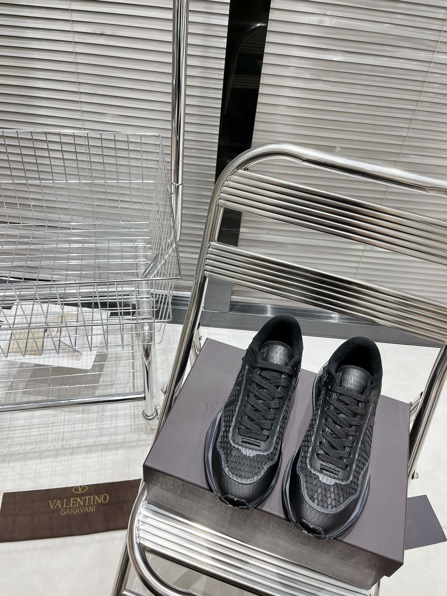 NO:284473,Top version of Valentino V Home New NETRUNNER series Casual air cushion couple sneakers Original purchase and development Made of goods Various color matching is eye-catching, activates the charming sunny boy. The shoe design combines trendy and coolness with daily styles, and is full of street feel!  Fabric: Original custom imported cowhide inner lining: imported breathable net Large bottom: Original mold air cushion   TPU large bottom Base thickness: 4.5CM Number of sizes: Women 35-41 Men 38-45, valentino, valentino, sneakers, cowhide19860909实价顶级版本 Valentino华伦天奴V家 新款NETRUNNER系列 休闲 气垫 情侣运动鞋 原版购入开发 做货 各种色彩搭配吸睛十足,激活魅力无限的阳光少年 鞋子设计将潮酷融合日常造型 街头感十足！ 面料:原版定制进口头层牛皮 内里:进口透气网里 大底:原版开模气垫 TPU大底 底厚:4.5CM 码数:女35-41男38-45,,valentino,valentino,sneakers,cowhide,Men's shoes