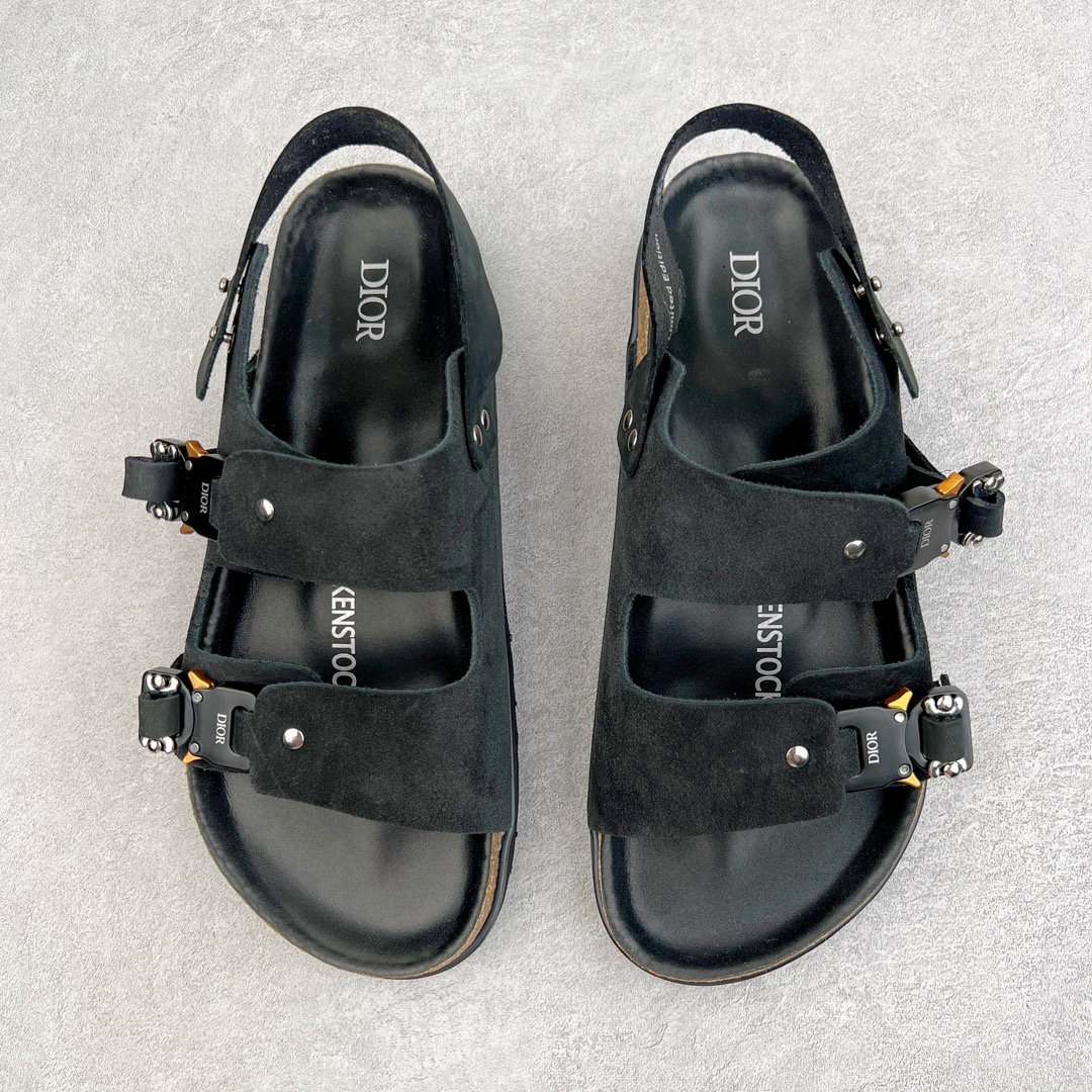 图片[2]-零售💰210 ＃DG纯原福利‼Dior x Birkenstock Arizona 迪奥联名勃肯皮革绒面双扣时尚凉鞋 牛皮绒面革质地柔软 搭配可调节鞋扣提升穿着舒适度 人体工学设计分散脚部压力 保护脚踝 软木乳胶鞋床具有一定的收缩性 长时间穿着后能贴合脚型 EVA鞋底回弹性和抗张性力高 具有良好的防震、缓冲性  四季皆宜 柔软的鞋床采用额外的泡沫缓冲层 提供额外的舒适感和全天支撑 全网独家首发 源于德国的严谨工艺 牛巴戎面 中层松木 EVA 三层组合大底 优质牛皮面料五金扣 出口订单 尺码：35-45（断41 42） 编码：by2936010-运动鞋