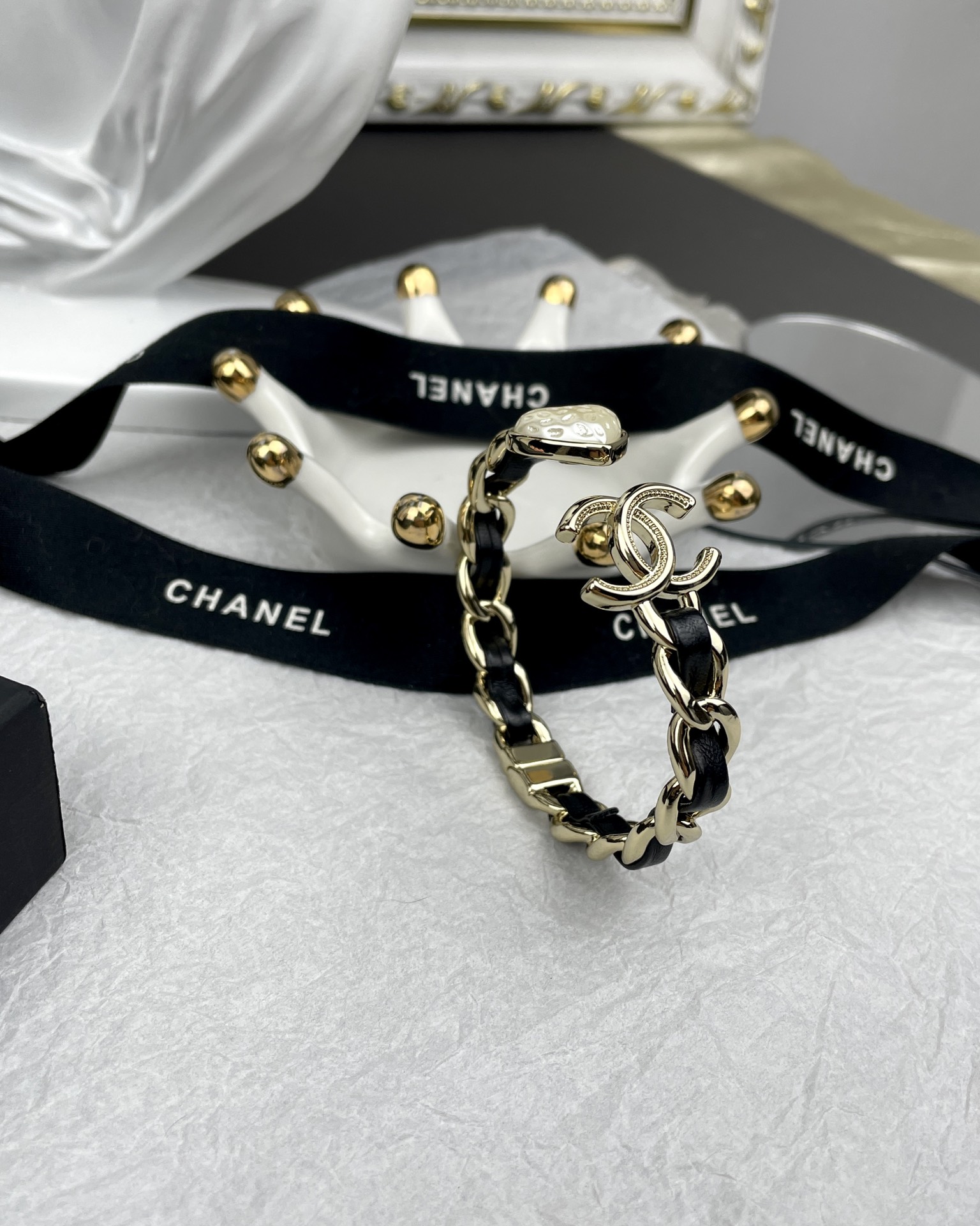 Chanel Chanel 白色爱心 穿皮开口弹簧 手镯