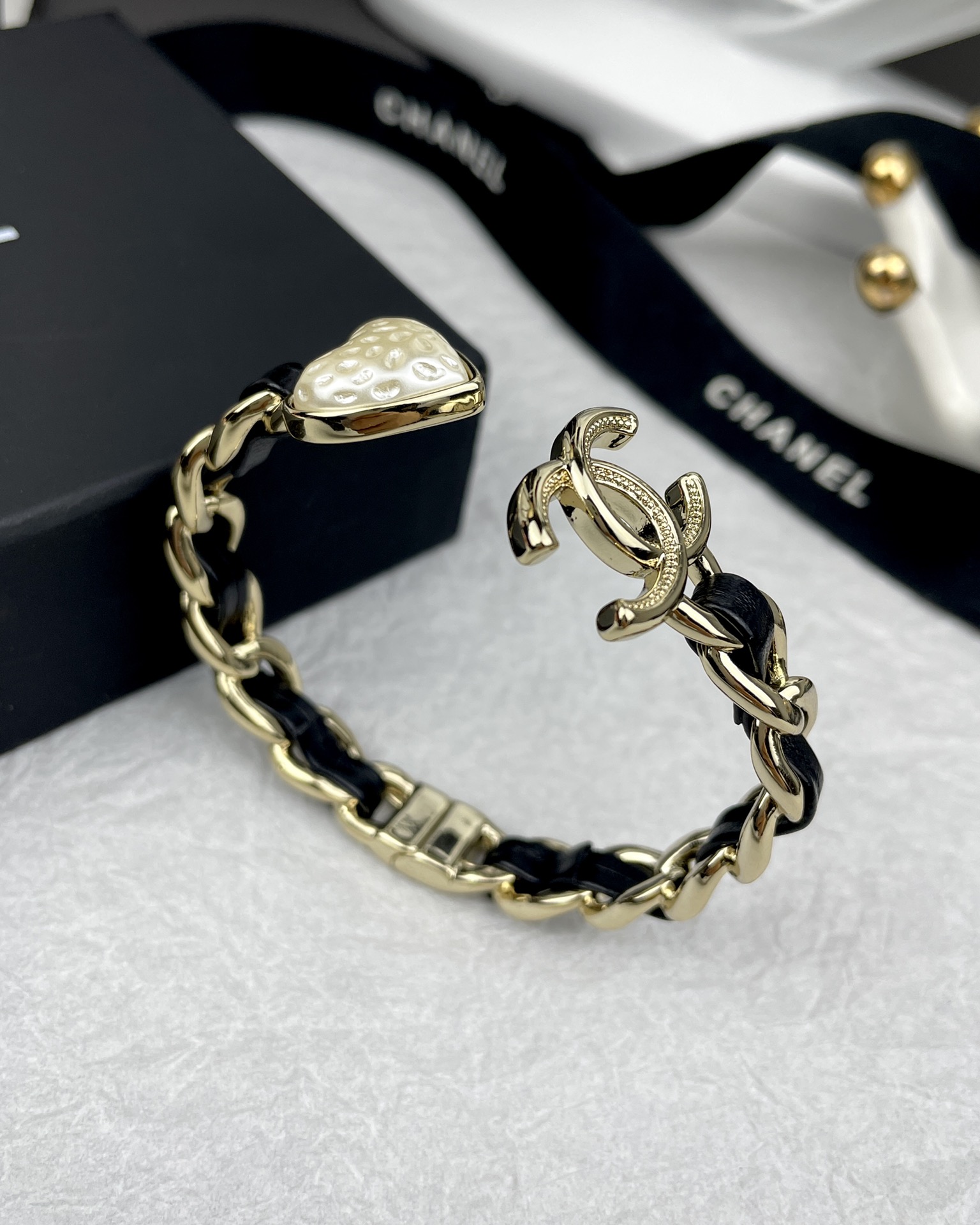Chanel Chanel 白色爱心 穿皮开口弹簧 手镯
