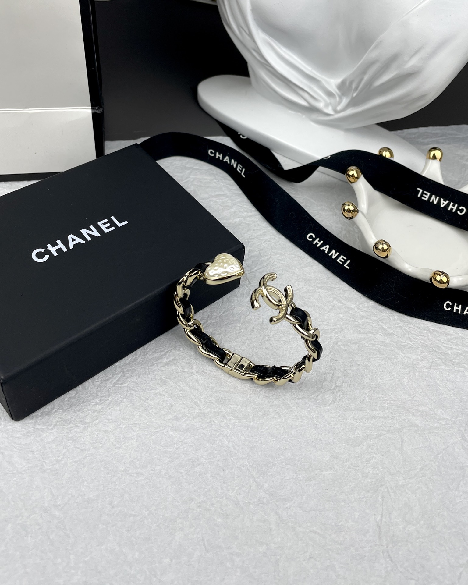Chanel Chanel 白色爱心 穿皮开口弹簧 手镯