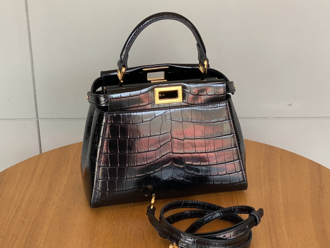 Fendi's classic bag Peekaboo, calfskin with crocodile leather pattern, the color and gold buckle are as beautiful as gems, high-end and elegant,