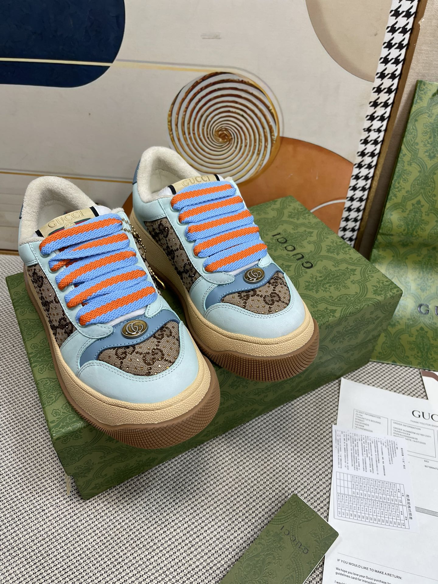 NO:483852,Diamond shoes Top version Gucci/Gucci Latest Screener series fat shoes with chip RMB: Original purchase Original 1:1 replica Screener series sports shoes, with striped webbing on the sides and embellished with retro Gucci logo. This sneaker is made of high-quality canvas material. The purple leather details are contrasted to increase depth for the item, and the details are more full. The delivery counter is exquisitely packaged Fabric: Original imported cowhide + versatile fabric Inner original customized breathable towel velvet sole original molded TPU outsole Sole 6cm thick Size: Women's 35-40 / Men's 39-45 (46 custom-made without return and exchange), casual shoes/sports, gucci, gucci, sneakers, cowhide19860909钻鞋 顶级版本 Gucci/古驰 最新款 Screener系列胖墩鞋 带芯片 RMB:原版购入 原版1:1复刻 Screener系列运动鞋,侧面饰有条纹织带,并点缀复古Gucci标识.这款运动鞋采用高品质帆布材质.紫色皮革细节以鲜明对比为单品增加深度,细节更显丰满. 配送专柜精美包装 面料: 原版进口牛皮+百搭面料 内里原版定制透气毛巾绒里 鞋底原版开模TPU大底 底厚6cm Size: 女款35-40 / 男款39-45（46定制不退换）,休闲鞋/运动鞋,gucci,gucci,sneakers,cowhide,Women's Shoes