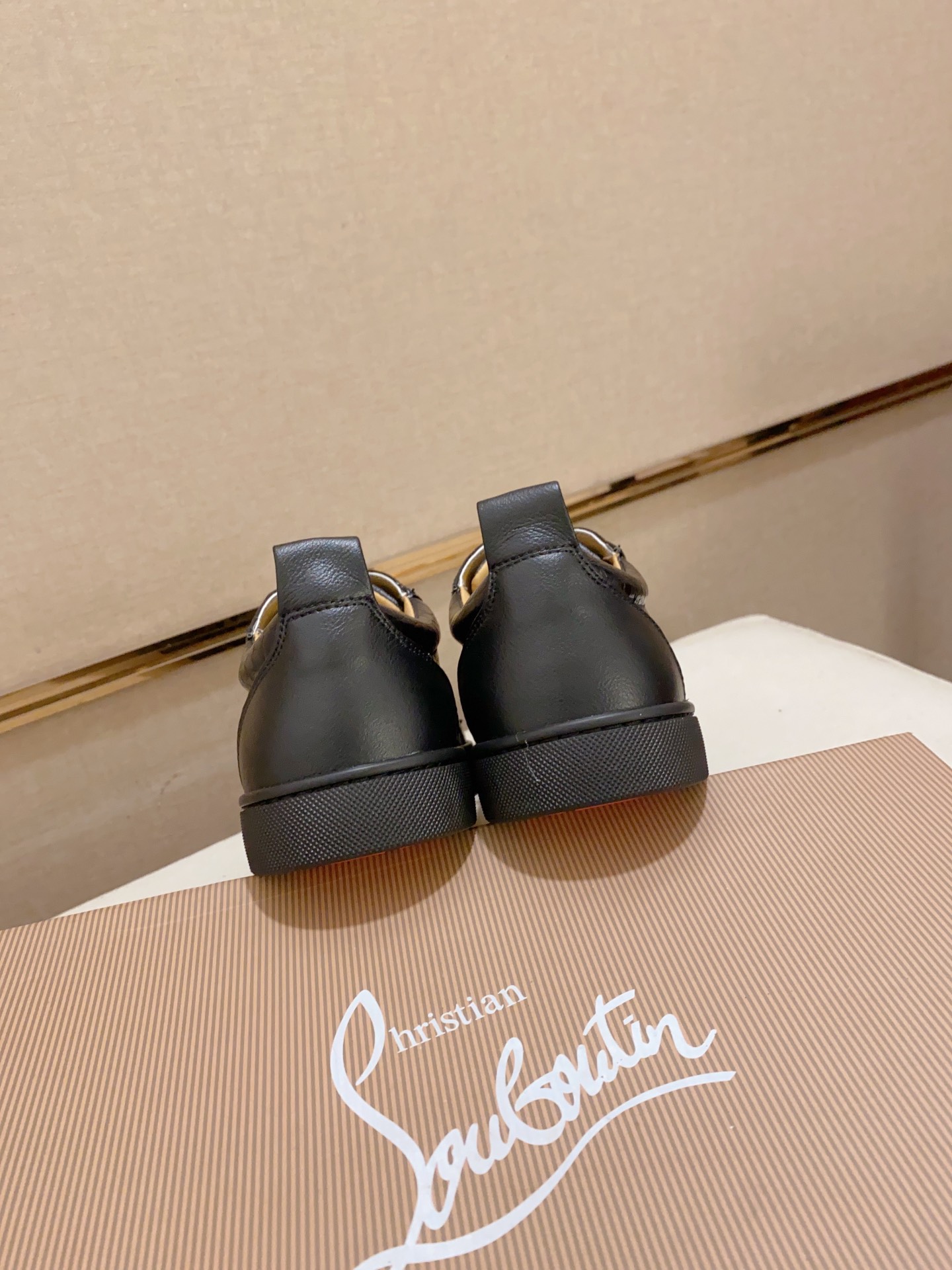 P210Chriatian louboutin（红底鞋）💰🇮🇹 情侣款 CL红底系列顶级代购🔍🔍/🇮🇹意大利进口牛皮全，进口真皮里💪💪，完全1⃣️比1⃣️复刻🇮🇹💪💪，⚠鞋底：原厂特供原版底，独家活动成型底超级舒适，⚠原厂跟单货，🔍🔍高品质，可随意进出专柜，欢迎对比⚠码数: 女35-41。男38-44。可定做45