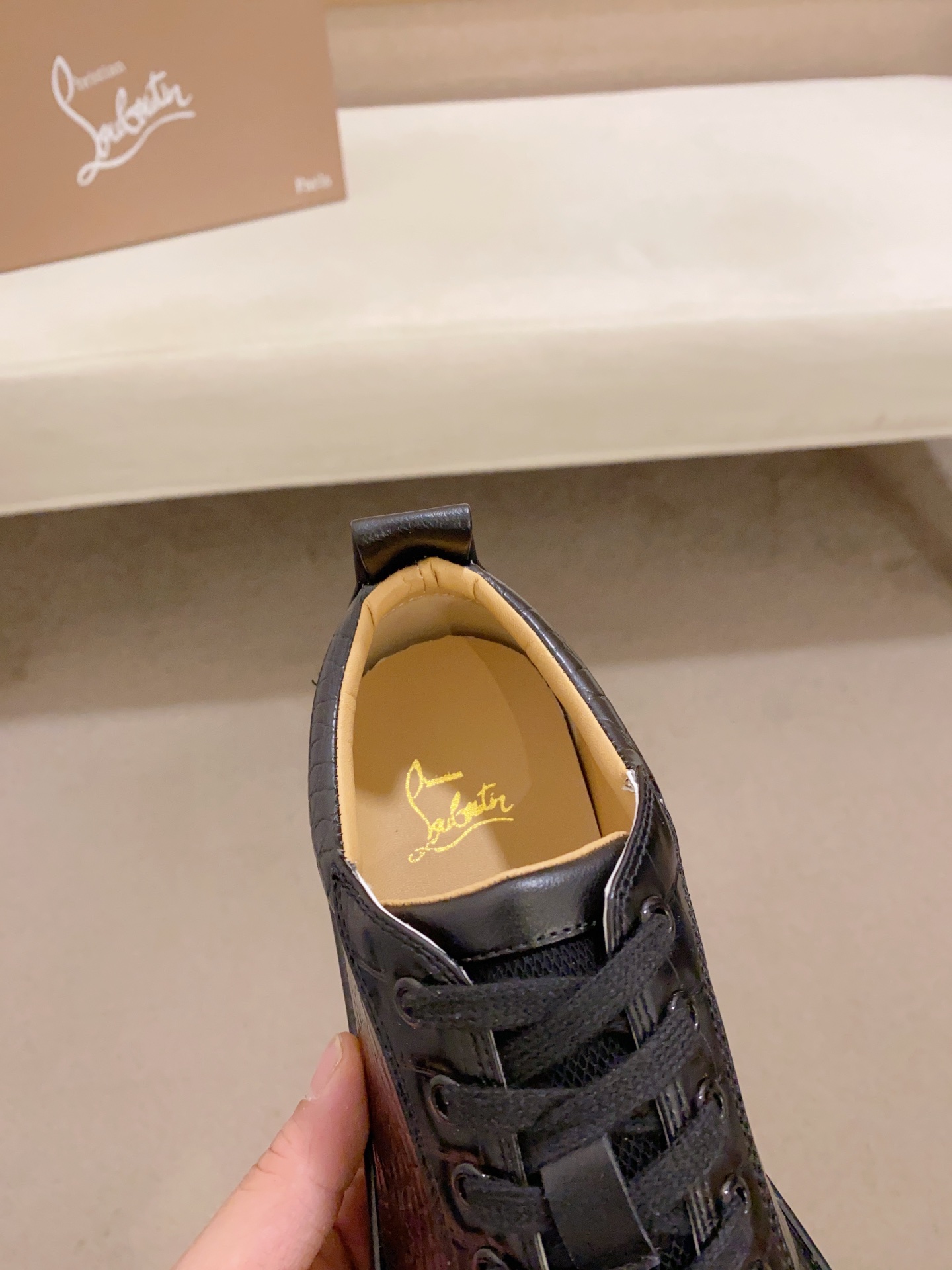 P210Chriatian louboutin（红底鞋）💰🇮🇹 情侣款 CL红底系列顶级代购🔍🔍/🇮🇹意大利进口牛皮全，进口真皮里💪💪，完全1⃣️比1⃣️复刻🇮🇹💪💪，⚠鞋底：原厂特供原版底，独家活动成型底超级舒适，⚠原厂跟单货，🔍🔍高品质，可随意进出专柜，欢迎对比⚠码数: 女35-41。男38-44。可定做45