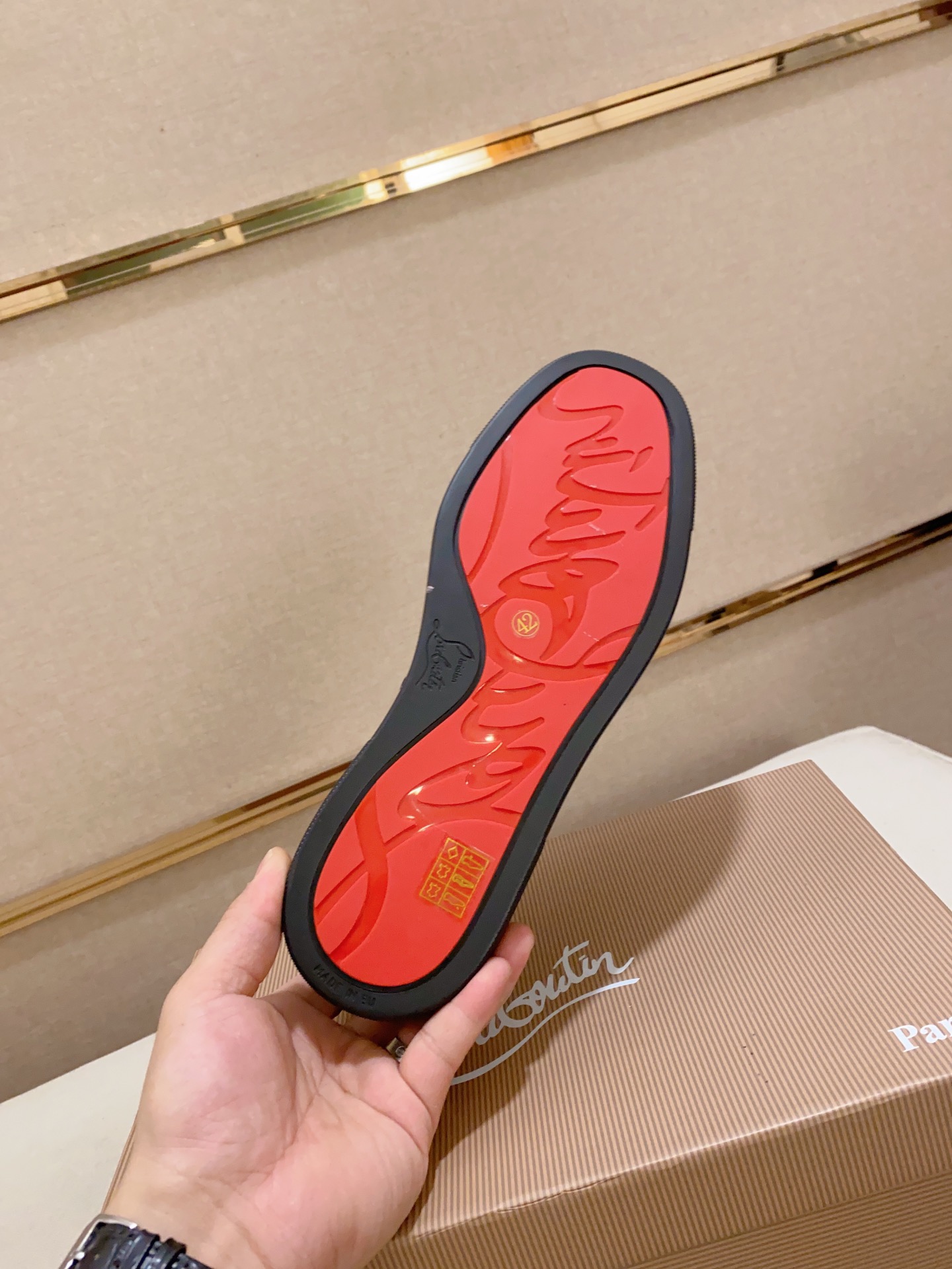 P210Chriatian louboutin（红底鞋）💰🇮🇹 情侣款 CL红底系列顶级代购🔍🔍/🇮🇹意大利进口牛皮全，进口真皮里💪💪，完全1⃣️比1⃣️复刻🇮🇹💪💪，⚠鞋底：原厂特供原版底，独家活动成型底超级舒适，⚠原厂跟单货，🔍🔍高品质，可随意进出专柜，欢迎对比⚠码数: 女35-41。男38-44。可定做45