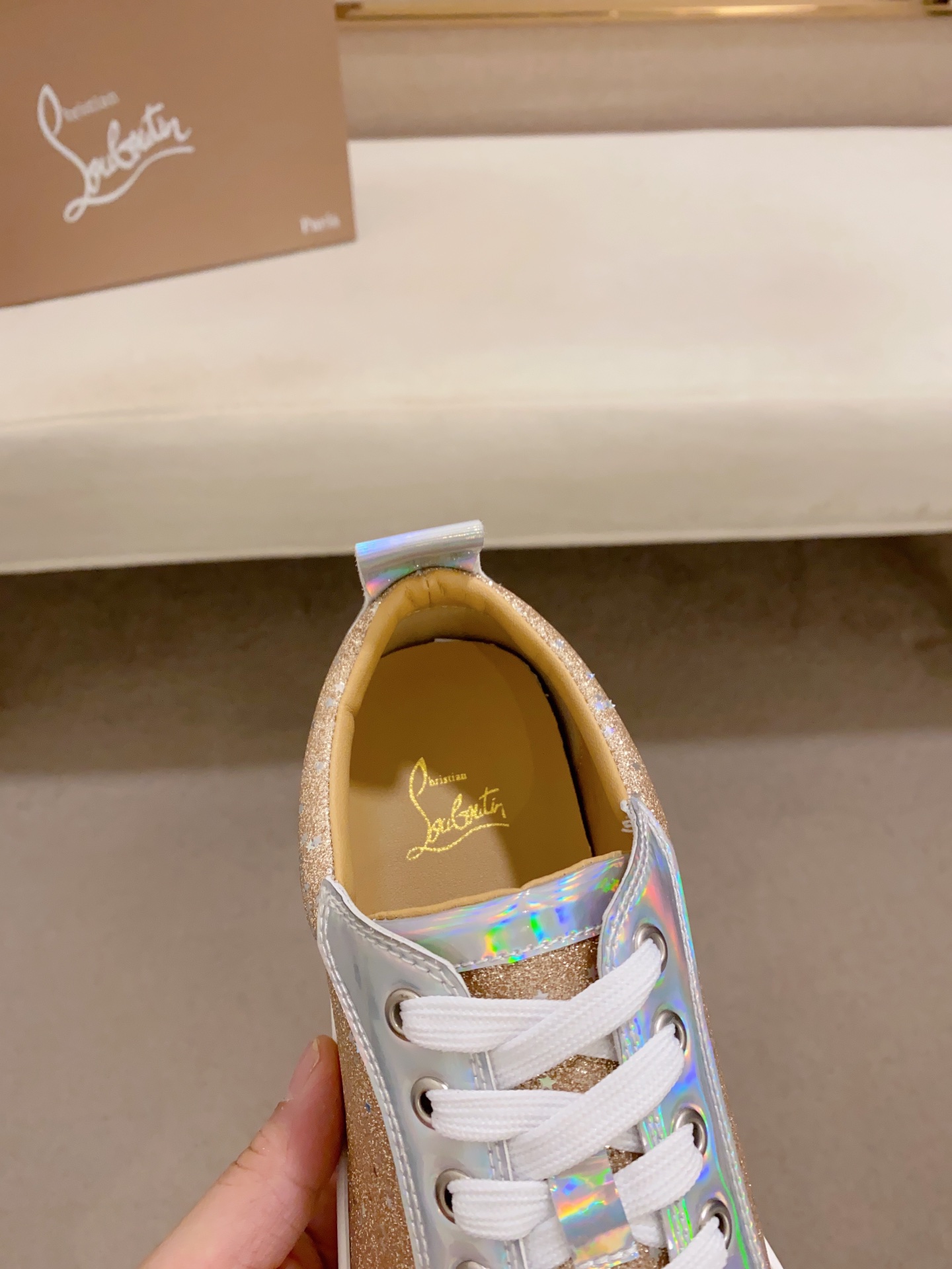 P210Chriatian louboutin（红底鞋）💰🇮🇹 情侣款 CL红底系列顶级代购🔍🔍/🇮🇹意大利进口牛皮全，进口真皮里💪💪，完全1⃣️比1⃣️复刻🇮🇹💪💪，⚠鞋底：原厂特供原版底，独家活动成型底超级舒适，⚠原厂跟单货，🔍🔍高品质，可随意进出专柜，欢迎对比⚠码数: 女35-41。男38-44。可定做45