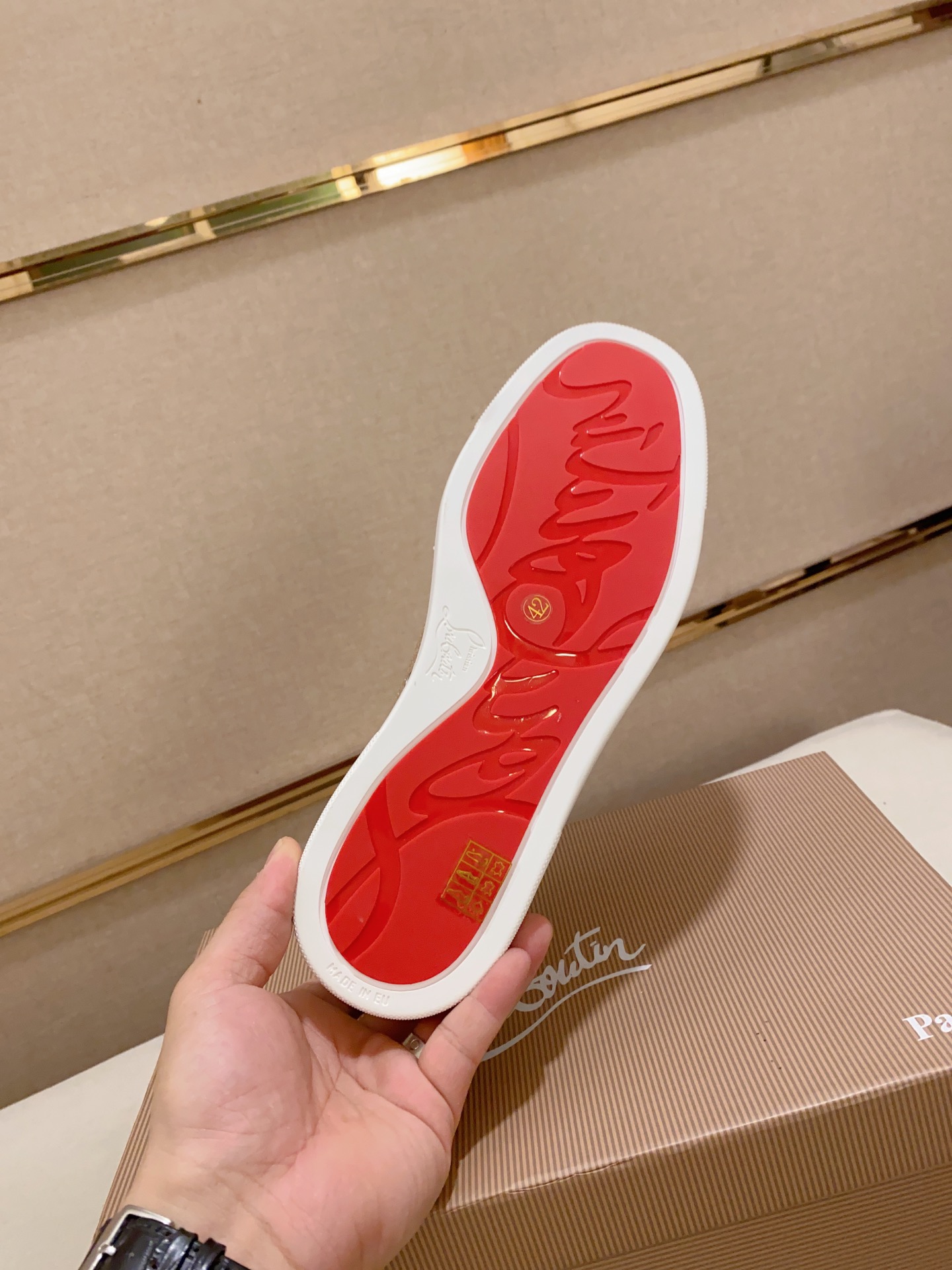 P210Chriatian louboutin（红底鞋）💰🇮🇹 情侣款 CL红底系列顶级代购🔍🔍/🇮🇹意大利进口牛皮全，进口真皮里💪💪，完全1⃣️比1⃣️复刻🇮🇹💪💪，⚠鞋底：原厂特供原版底，独家活动成型底超级舒适，⚠原厂跟单货，🔍🔍高品质，可随意进出专柜，欢迎对比⚠码数: 女35-41。男38-44。可定做45