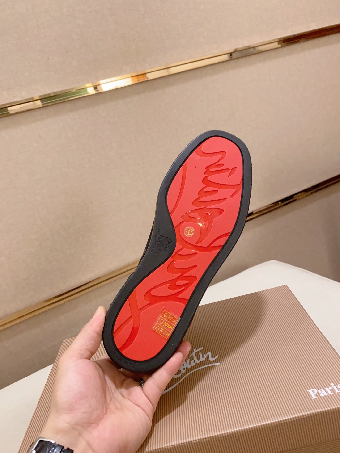 P210Chriatian louboutin（红底鞋）💰🇮🇹 情侣款 CL红底系列顶级代购🔍🔍/🇮🇹意大利进口牛皮全，进口真皮里💪💪，完全1⃣️比1⃣️复刻🇮🇹💪💪，⚠鞋底：原厂特供原版底，独家活动成型底超级舒适，⚠原厂跟单货，🔍🔍高品质，可随意进出专柜，欢迎对比⚠码数: 女35-41。男38-44。可定做45