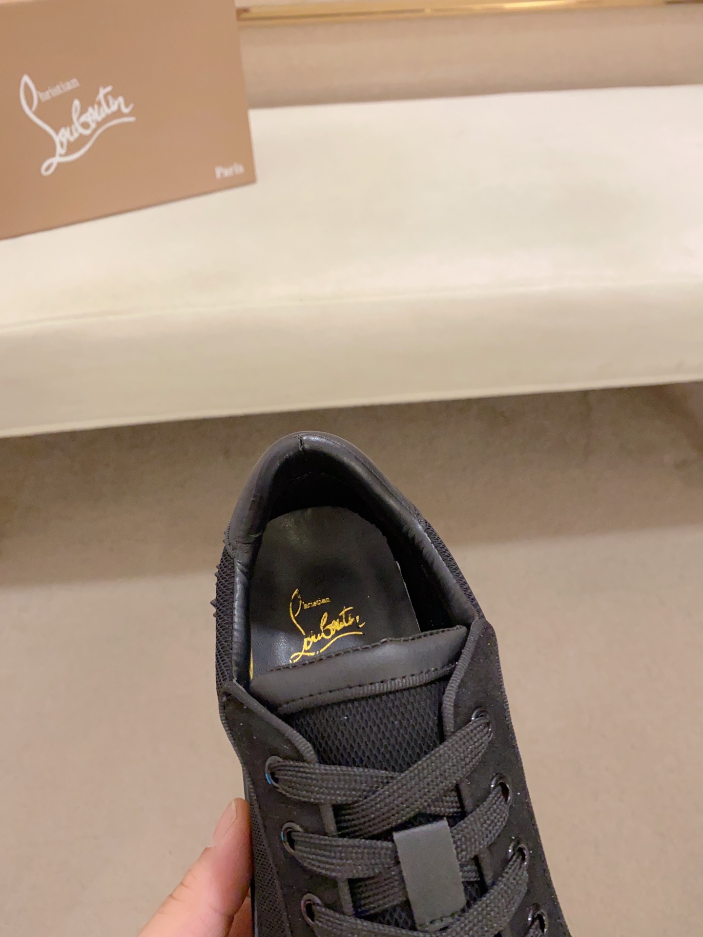 P210Chriatian louboutin（红底鞋）💰🇮🇹 情侣款 CL红底系列顶级代购🔍🔍/🇮🇹意大利进口牛皮全，进口真皮里💪💪，完全1⃣️比1⃣️复刻🇮🇹💪💪，⚠鞋底：原厂特供原版底，独家活动成型底超级舒适，⚠原厂跟单货，🔍🔍高品质，可随意进出专柜，欢迎对比⚠码数: 女35-41。男38-44。可定做45