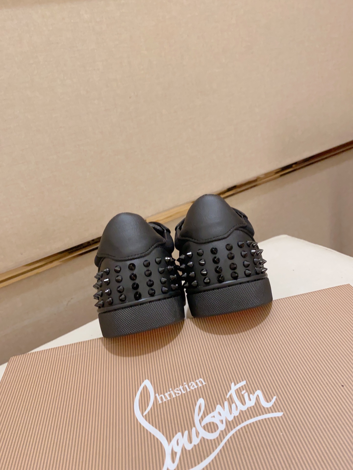 P210Chriatian louboutin（红底鞋）💰🇮🇹 情侣款 CL红底系列顶级代购🔍🔍/🇮🇹意大利进口牛皮全，进口真皮里💪💪，完全1⃣️比1⃣️复刻🇮🇹💪💪，⚠鞋底：原厂特供原版底，独家活动成型底超级舒适，⚠原厂跟单货，🔍🔍高品质，可随意进出专柜，欢迎对比⚠码数: 女35-41。男38-44。可定做45