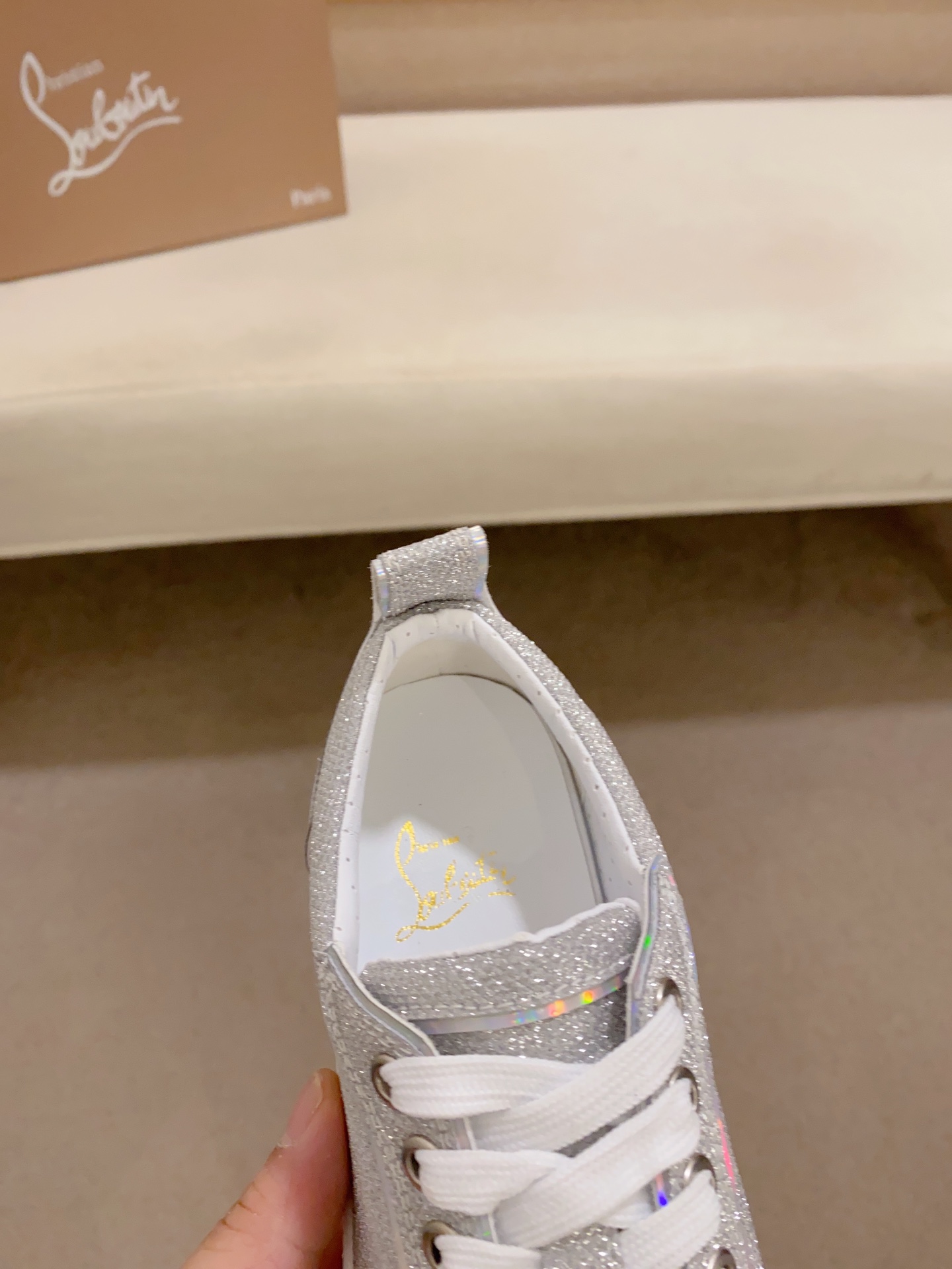 P210Chriatian louboutin（红底鞋）💰🇮🇹 情侣款 CL红底系列顶级代购🔍🔍/🇮🇹意大利进口牛皮全，进口真皮里💪💪，完全1⃣️比1⃣️复刻🇮🇹💪💪，⚠鞋底：原厂特供原版底，独家活动成型底超级舒适，⚠原厂跟单货，🔍🔍高品质，可随意进出专柜，欢迎对比⚠码数: 女35-41。男38-44。可定做45