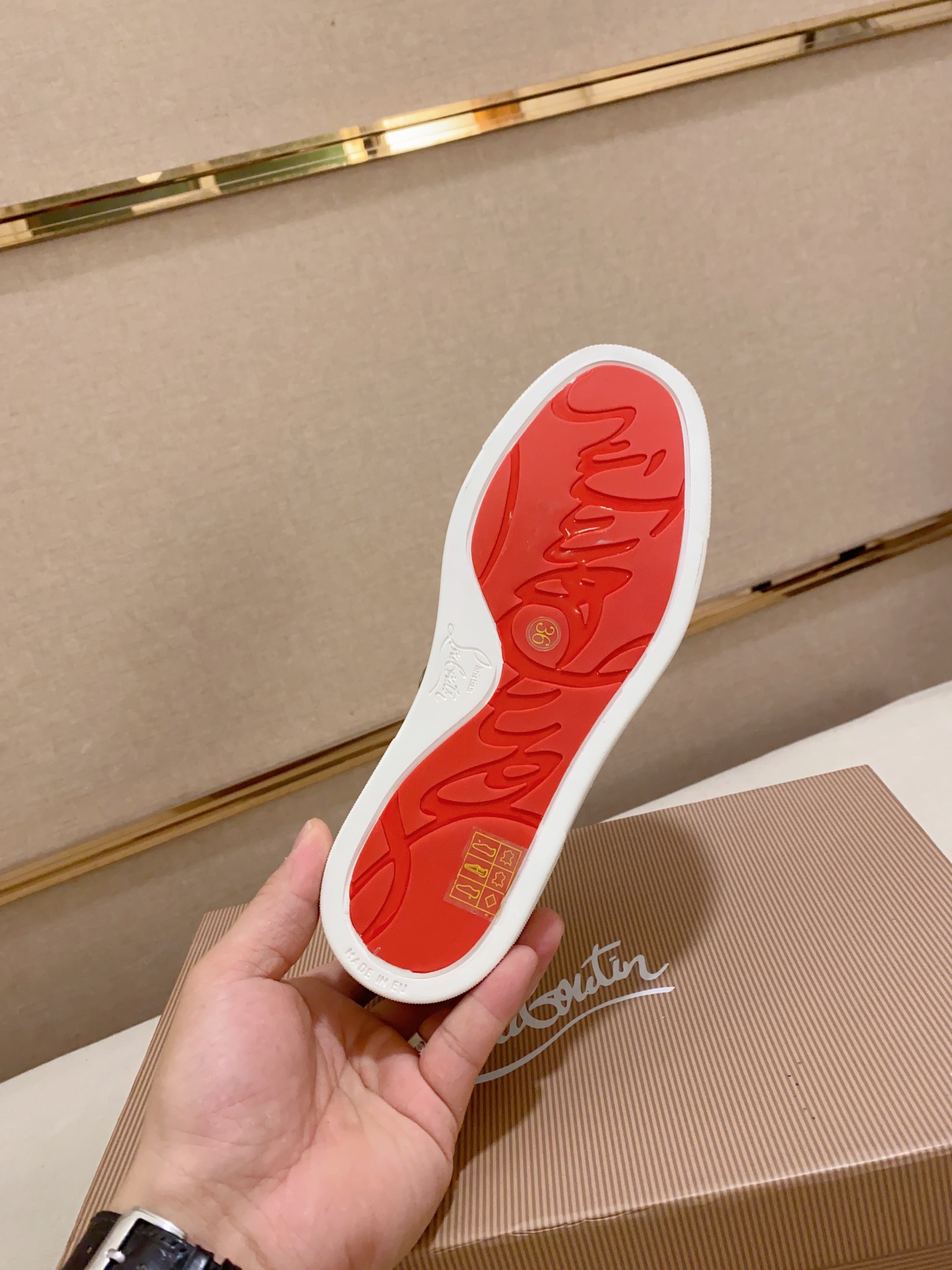 P210Chriatian louboutin（红底鞋）💰🇮🇹 情侣款 CL红底系列顶级代购🔍🔍/🇮🇹意大利进口牛皮全，进口真皮里💪💪，完全1⃣️比1⃣️复刻🇮🇹💪💪，⚠鞋底：原厂特供原版底，独家活动成型底超级舒适，⚠原厂跟单货，🔍🔍高品质，可随意进出专柜，欢迎对比⚠码数: 女35-41。男38-44。可定做45