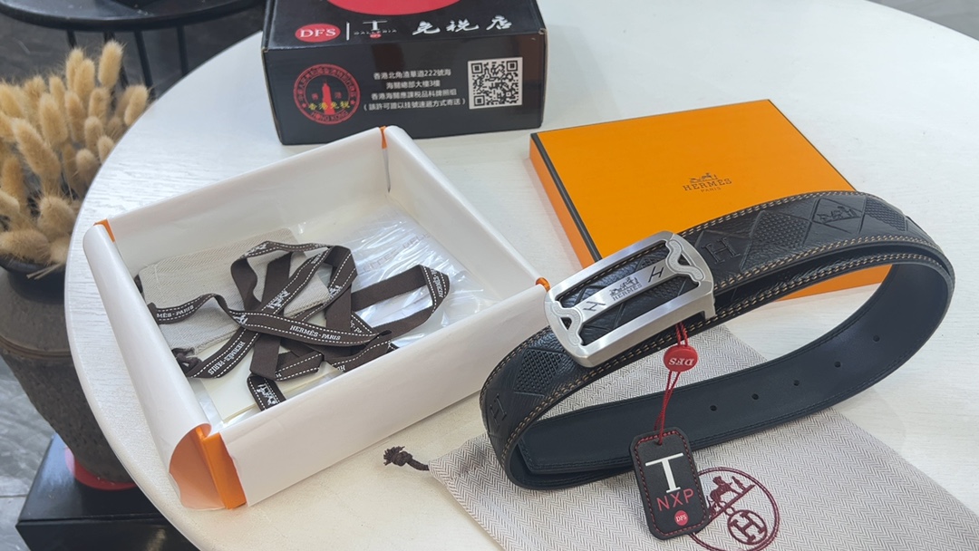 Hermès 压花马拉车头层牛皮。皮质极佳，爱马仕新款镶砖精钢五金