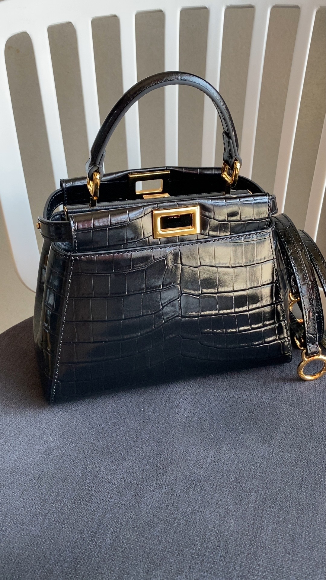 Fendi classic bag peekaboo series, calfskin with crocodile skin pattern, black color with gold buckle, as beautiful as a gem, high-end and elegan