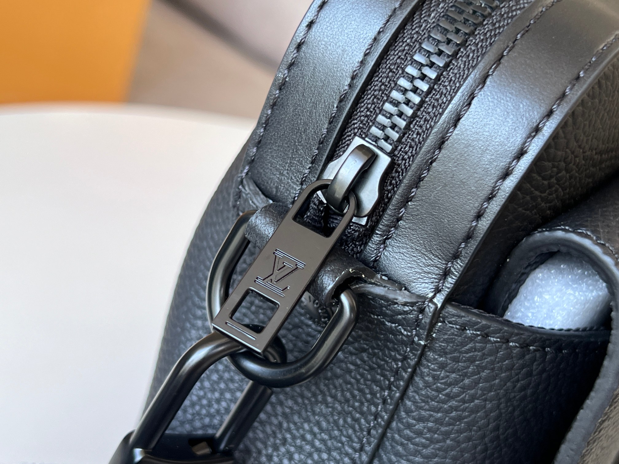 NO:200322,Original leather [FASTLINE Postman Bag] M22482 Black Fastline Postman Bag More details...,LV [top original list],louis vuitton19860909原厂皮【FASTLINE 邮差包】 M22482黑 Fastline 邮差包 更多细节……,LV【顶级原单】,louis vuitton,Bag
