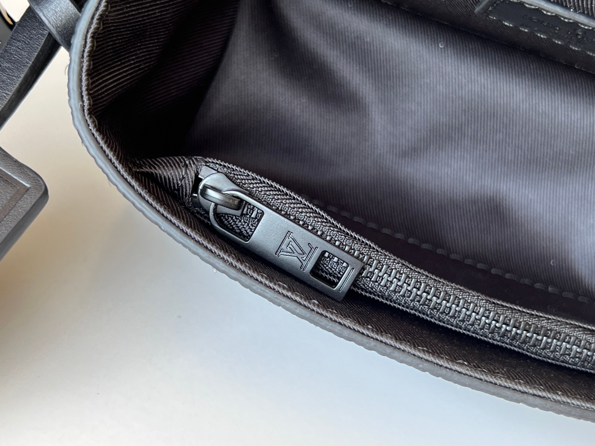 NO:205879,Original leather [FLA Mini Handbag] M82085 g color Fla Mini Handbag More details...,LV [top original list],louis vuitton19860909原厂皮【FLA 迷你手袋】 M82085 克色Fla 迷你手袋 更多细节……,LV【顶级原单】,louis vuitton,Bag